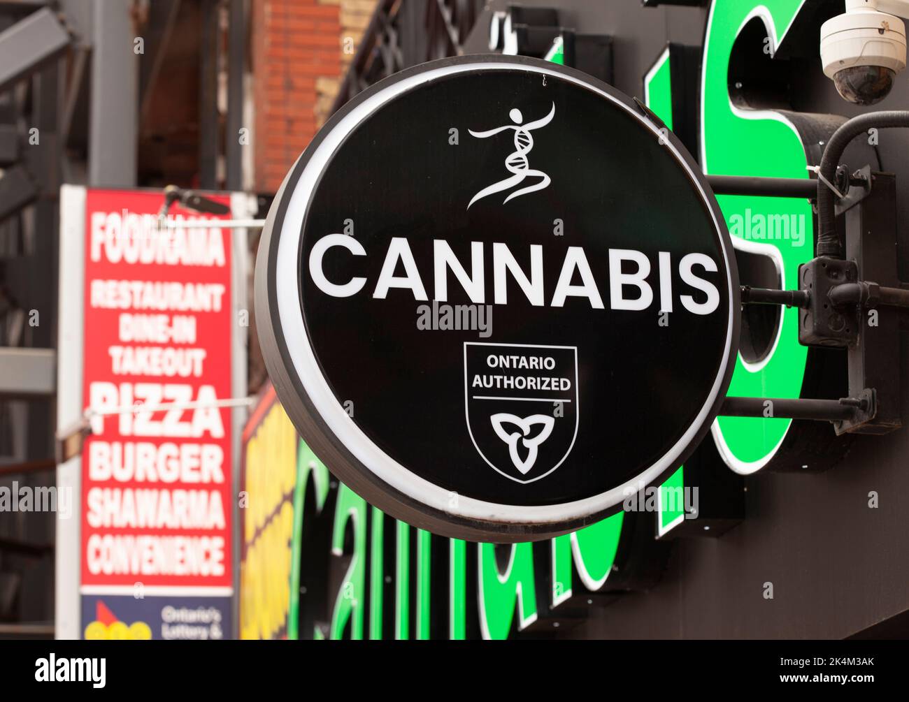 cartello del negozio autorizzato di cannabis in centro Foto Stock