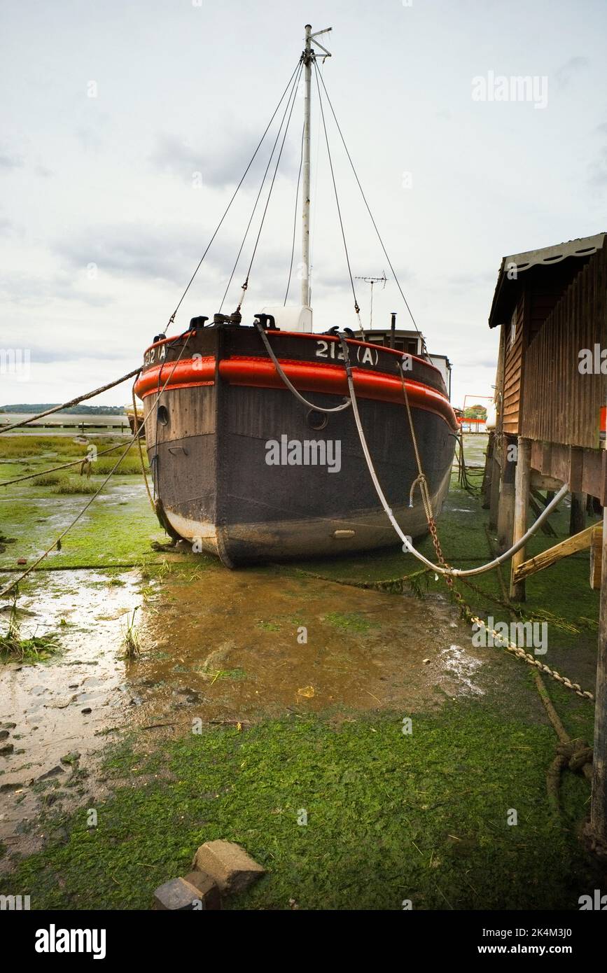 Chiatta di casa gallegante ormeggiata a pin Mill in Suffolk con la bassa marea Foto Stock