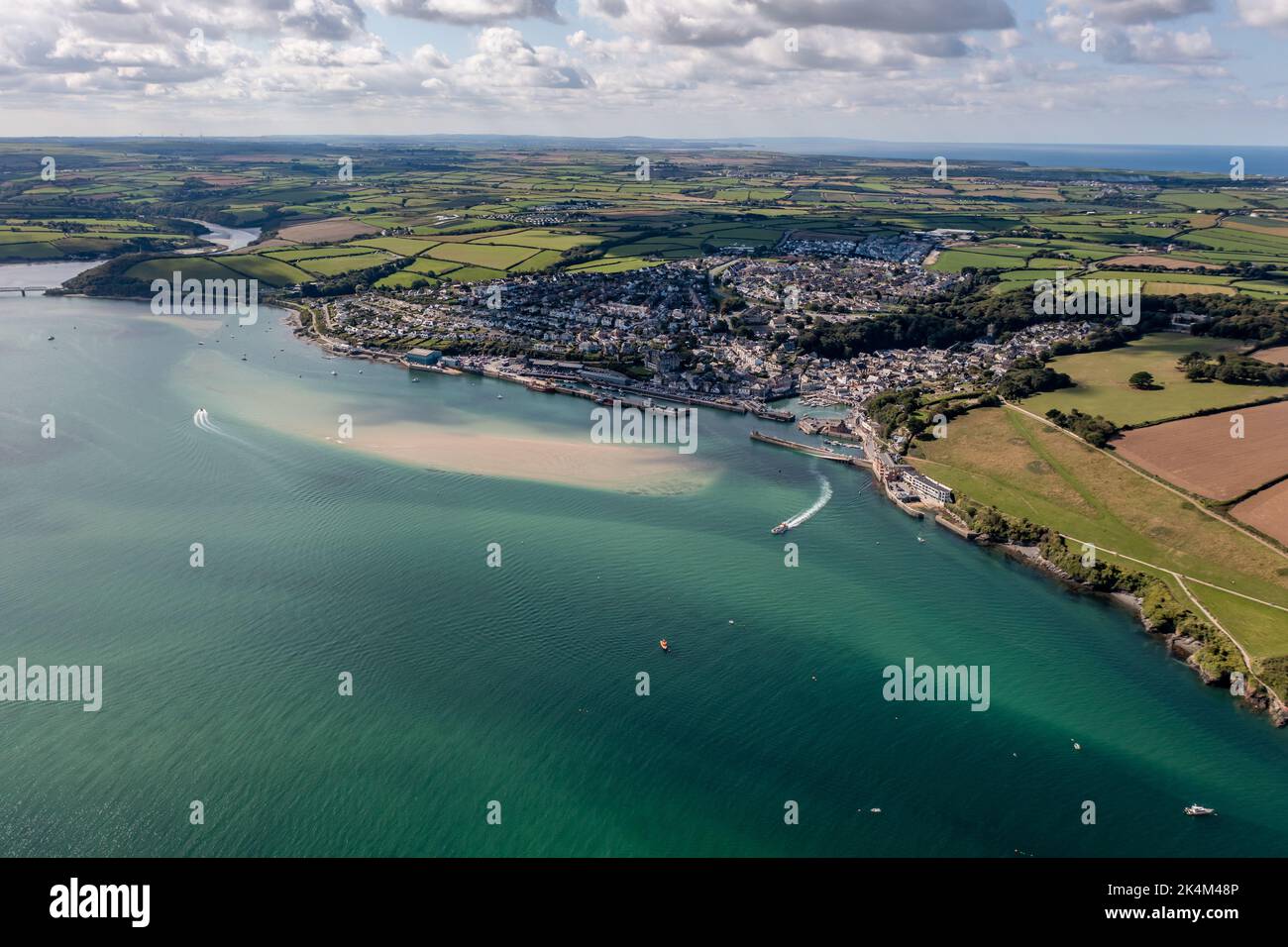 Veduta aerea della città e della spiaggia di Padstow sull'estuario del cammello in Cornovaglia, Regno Unito, una destinazione popolare per le vacanze in una giornata di sole estate Foto Stock