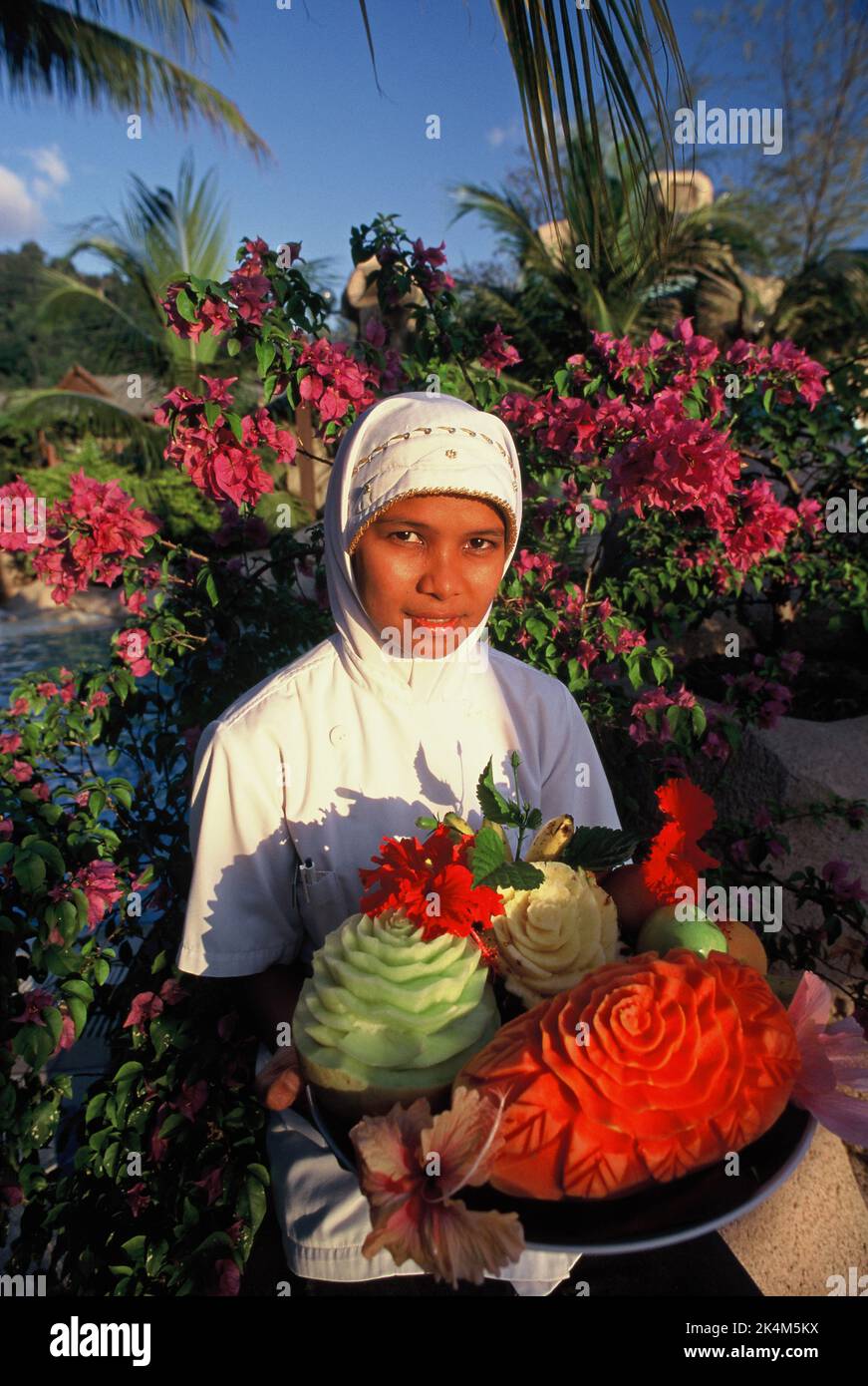 Malesia. Giovane donna malese con vassoio di frutta tradizionalmente scolpita. Foto Stock
