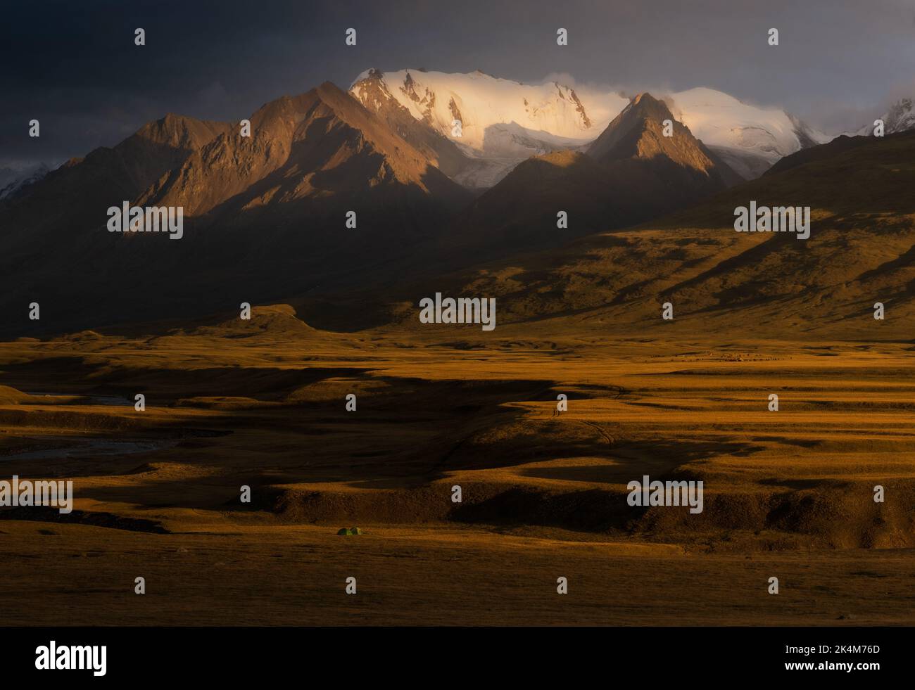 Spettacolari vette delle montagne Tien Shan nella remota valle di Sary Jaz durante un tramonto spettacolare, il Kirghizistan Foto Stock