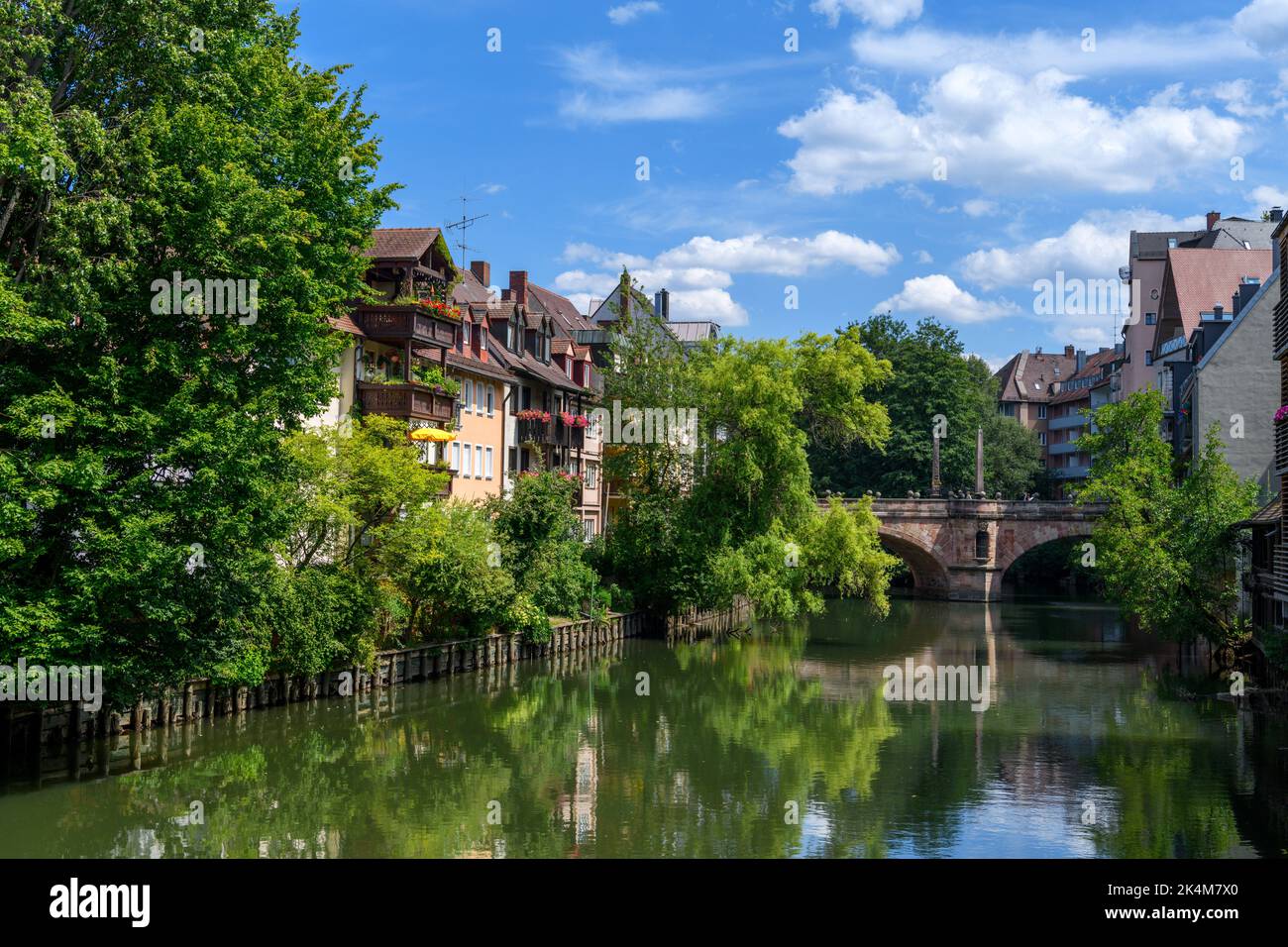 Vista lungo il fiume Pegnitz da Henkersteg, Norimberga, Baviera, Germania Foto Stock