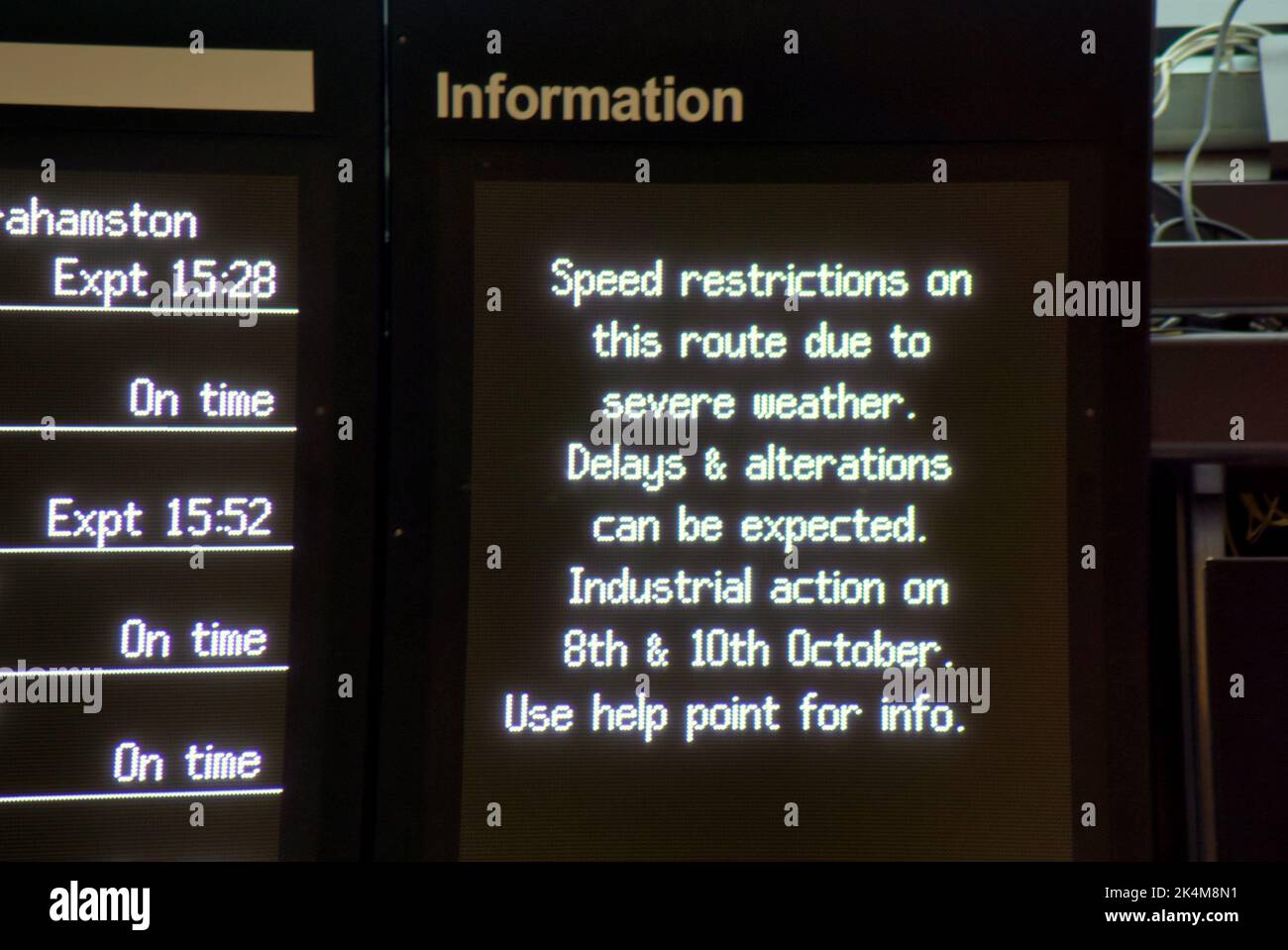 Glasgow, Scozia, Regno Unito 3rd ottobre 2022. I ritardi ferroviari nella stazione di Queen Street hanno visto più viaggi in città. Credit Gerard Ferry/Alamy Live News Foto Stock