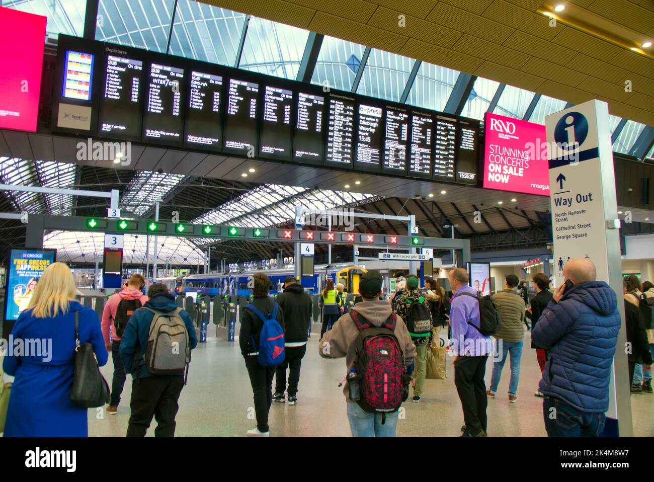 Glasgow, Scozia, Regno Unito 3rd ottobre 2022. I ritardi ferroviari nella stazione di Queen Street hanno visto più viaggi in città. Credit Gerard Ferry/Alamy Live News Foto Stock
