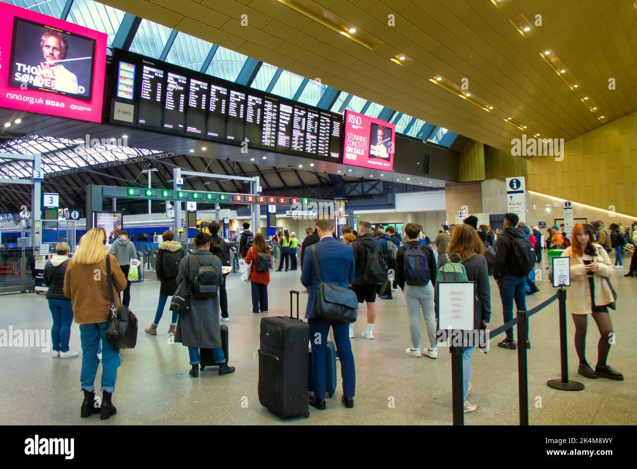 Glasgow, Scozia, Regno Unito 3rd ottobre 2022. I ritardi ferroviari nella stazione di Queen Street hanno visto più viaggi in città. Credit Gerard Ferry/Alamy Live News Foto Stock
