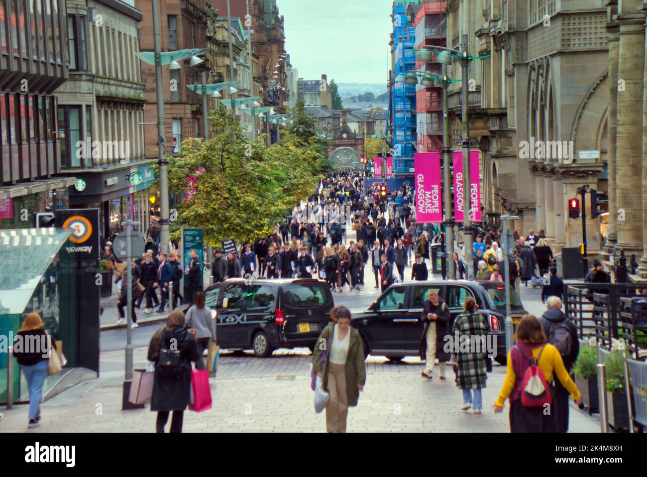 Glasgow, Scozia, Regno Unito 3rd ottobre 2022. I ritardi ferroviari nella stazione di Queen Street hanno visto più viaggi in città. Credit Gerard Ferry/Alamy Live News Foto Stock