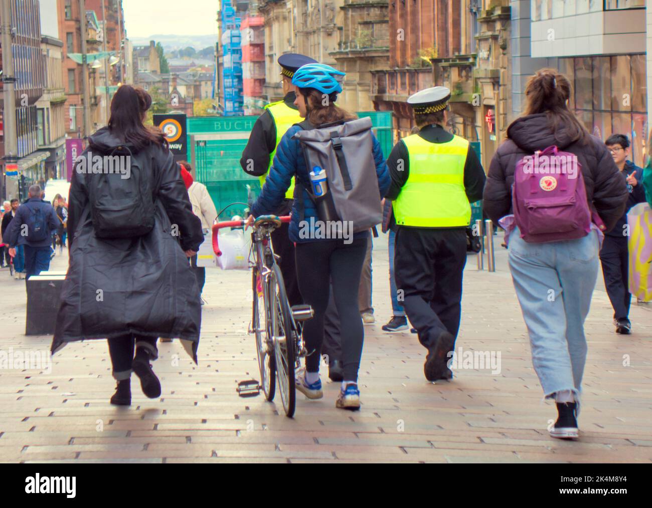 Glasgow, Scozia, Regno Unito 3rd ottobre 2022. I ritardi ferroviari nella stazione di Queen Street hanno visto più viaggi in città. Credit Gerard Ferry/Alamy Live News Foto Stock
