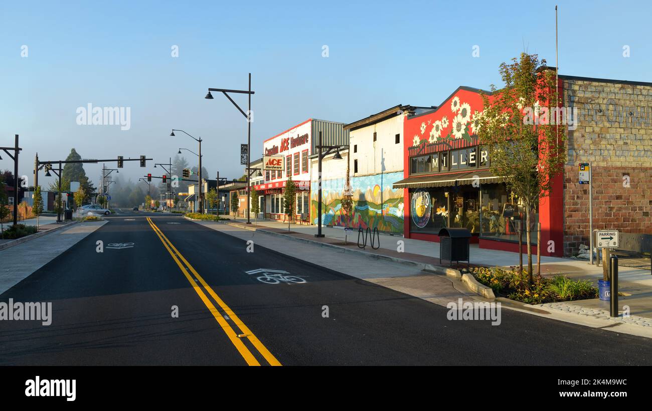 Garofano, WA, USA - 02 ottobre 2022; Vista a sud lungo la nuova Tolt Avenue a garofano con negozi Foto Stock