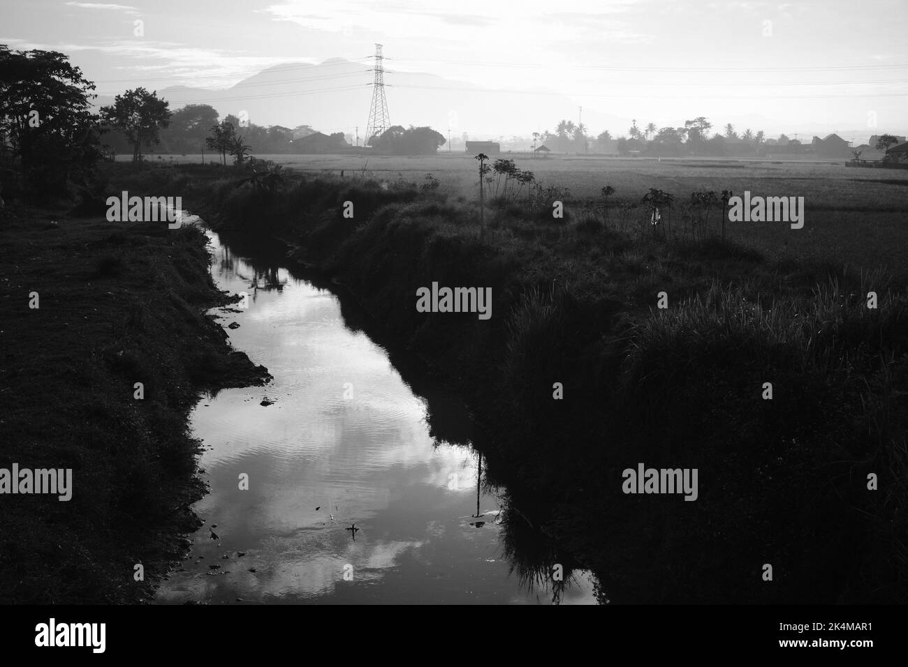 Piccolo fiume, foto monocromatica di un piccolo fiume al mattino nella città di Cicalengka - Indonesia Foto Stock