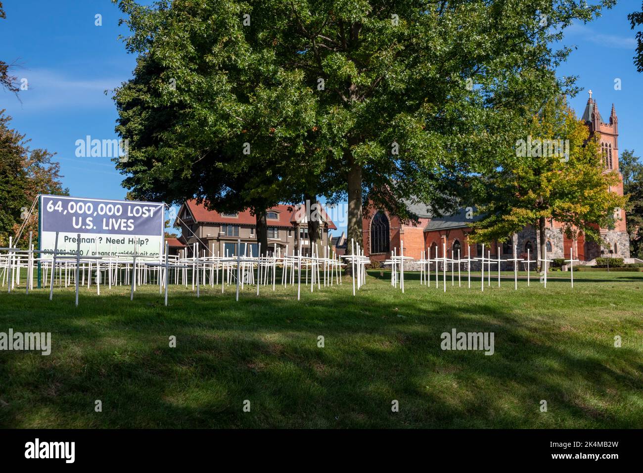Grosse Pointe Farms, Michigan, Stati Uniti. 3rd Ott 2022. Mentre il Michigan si prepara a votare sulla proposta 3, che sancirebbe il diritto all'aborto nella costituzione dello Stato, la Chiesa cattolica di San Paolo sul lago presenta decine di croci sul prato, con segni che si oppongono alla misura. L'esposizione è diventata controversa; Edsel Ford II, residente in città, ha detto che "iminish[es] il carattere del nostro quartiere." Credit: Jim West/Alamy Live News Foto Stock