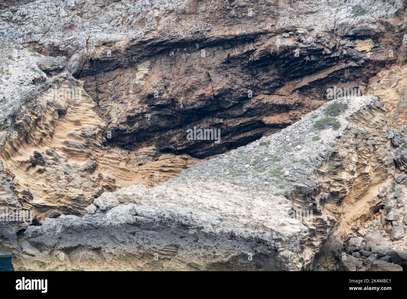 Formazione di sedimenti di roccia geologica in primo piano che mostra i modelli e le strutture naturali nel sud-ovest del Portogallo Foto Stock