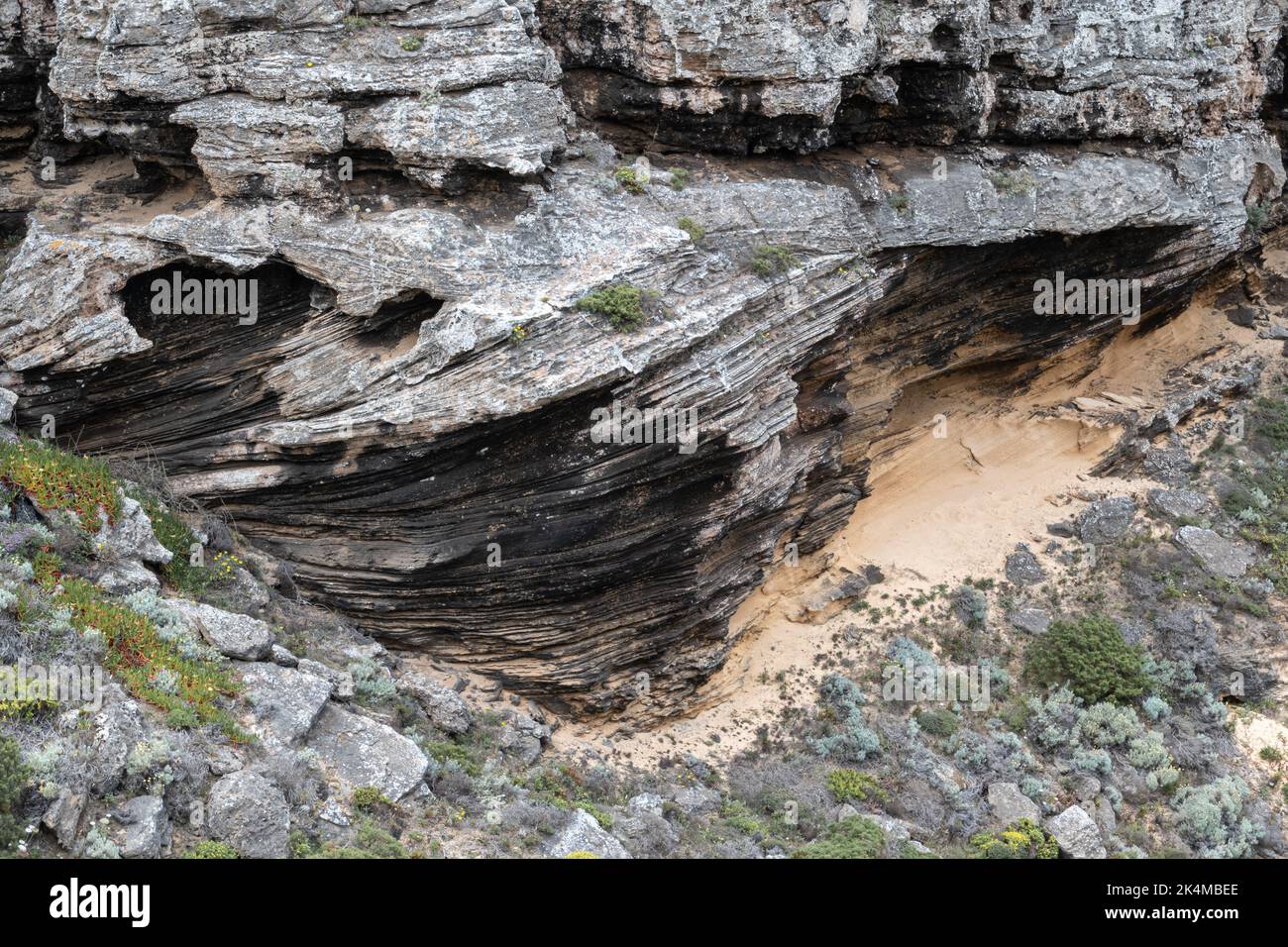 Formazione di sedimenti di roccia geologica in primo piano che mostra i modelli e le strutture naturali nel sud-ovest del Portogallo Foto Stock