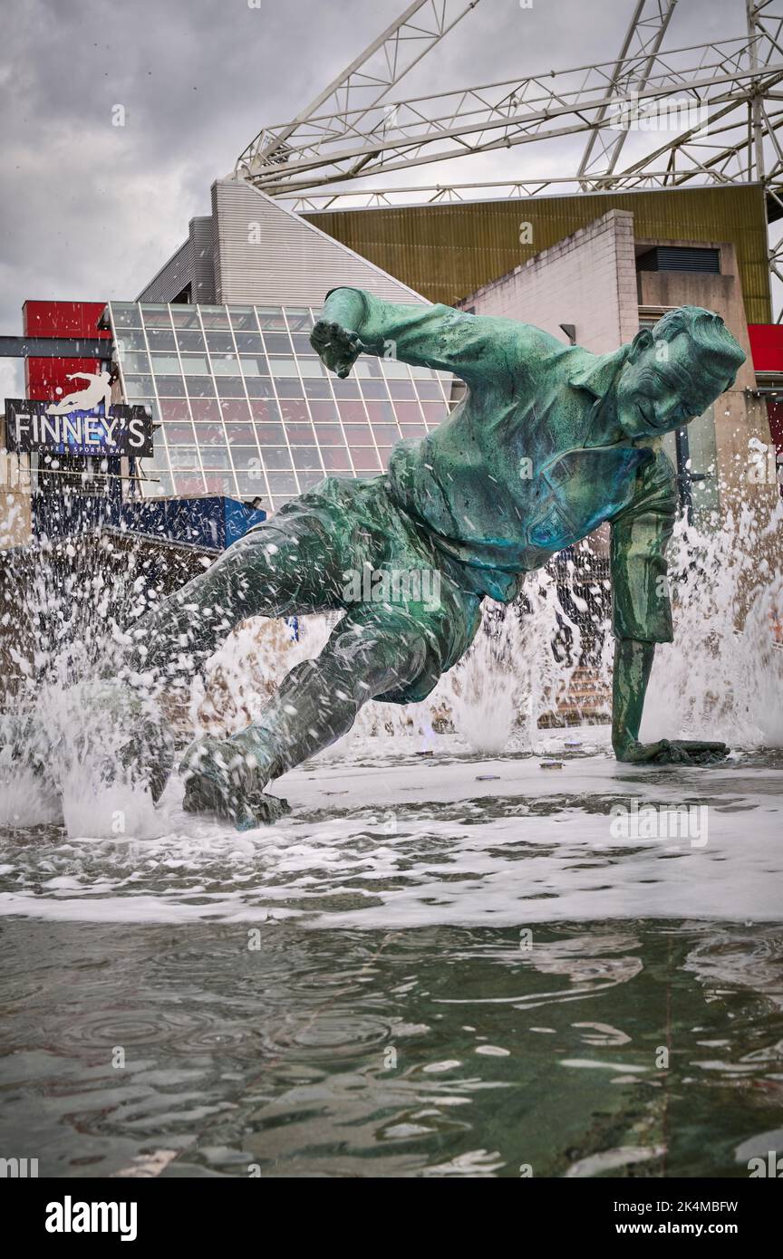 La statua 'The Splash' con Tom Finney, giocatore di Preston, in posa famosa Foto Stock