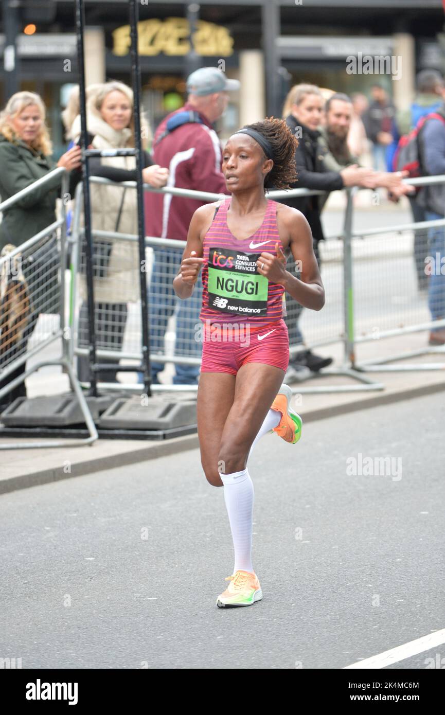 Mary Wacera Ngugi durante la Maratona di Londra 2022. Foto Stock