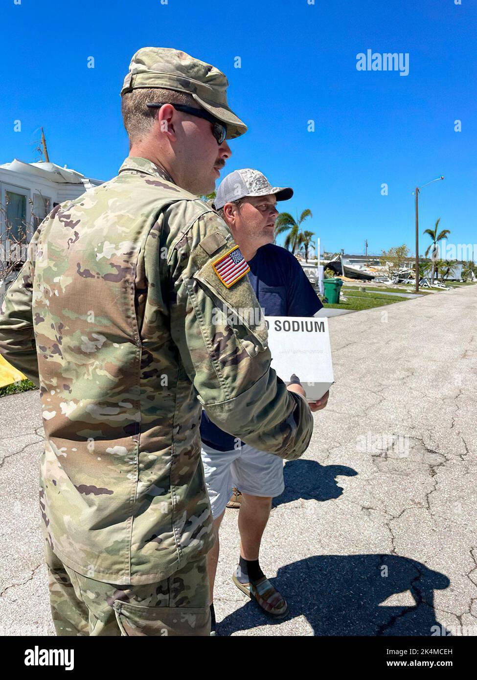 Florida Army National Guard Soldiers from 1-265 Air Defense Artillery (ADA) consegnare cibo ai quartieri di Placida, Florida. Da Hurricane Ian, 2 ottobre 2022. Abbiamo forze che operano in tutto lo Stato, fornendo assistenza alle aree più bisognose. Foto Stock