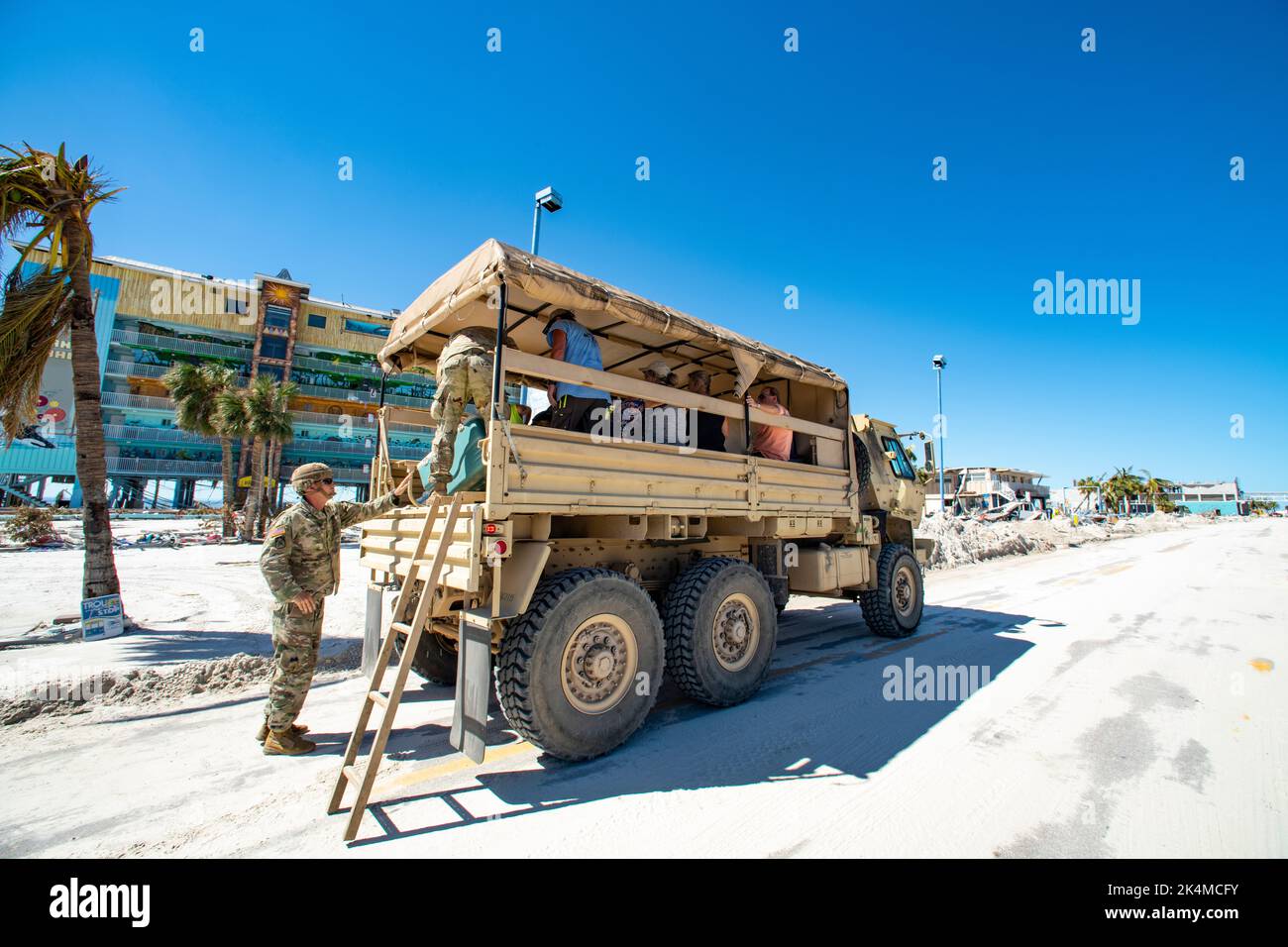 Florida Army National Guard Solders assistere i cittadini e il loro cane al largo di Fort Myers Beach, Florida in risposta all'uragano Ian, 2 ottobre 2022. (STATI UNITI Air National Guard foto di Senior Airman Jesse Hanson) Foto Stock