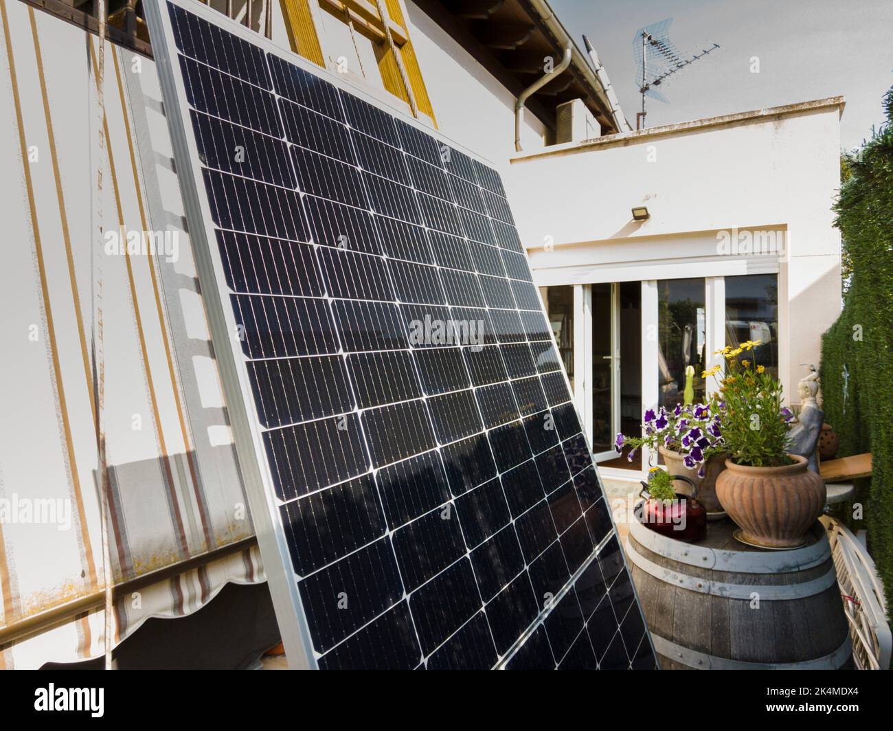 Pannello solare in una scala. Navarra, Spagna, Europa. Concetti ambientali e tecnologici. Foto Stock