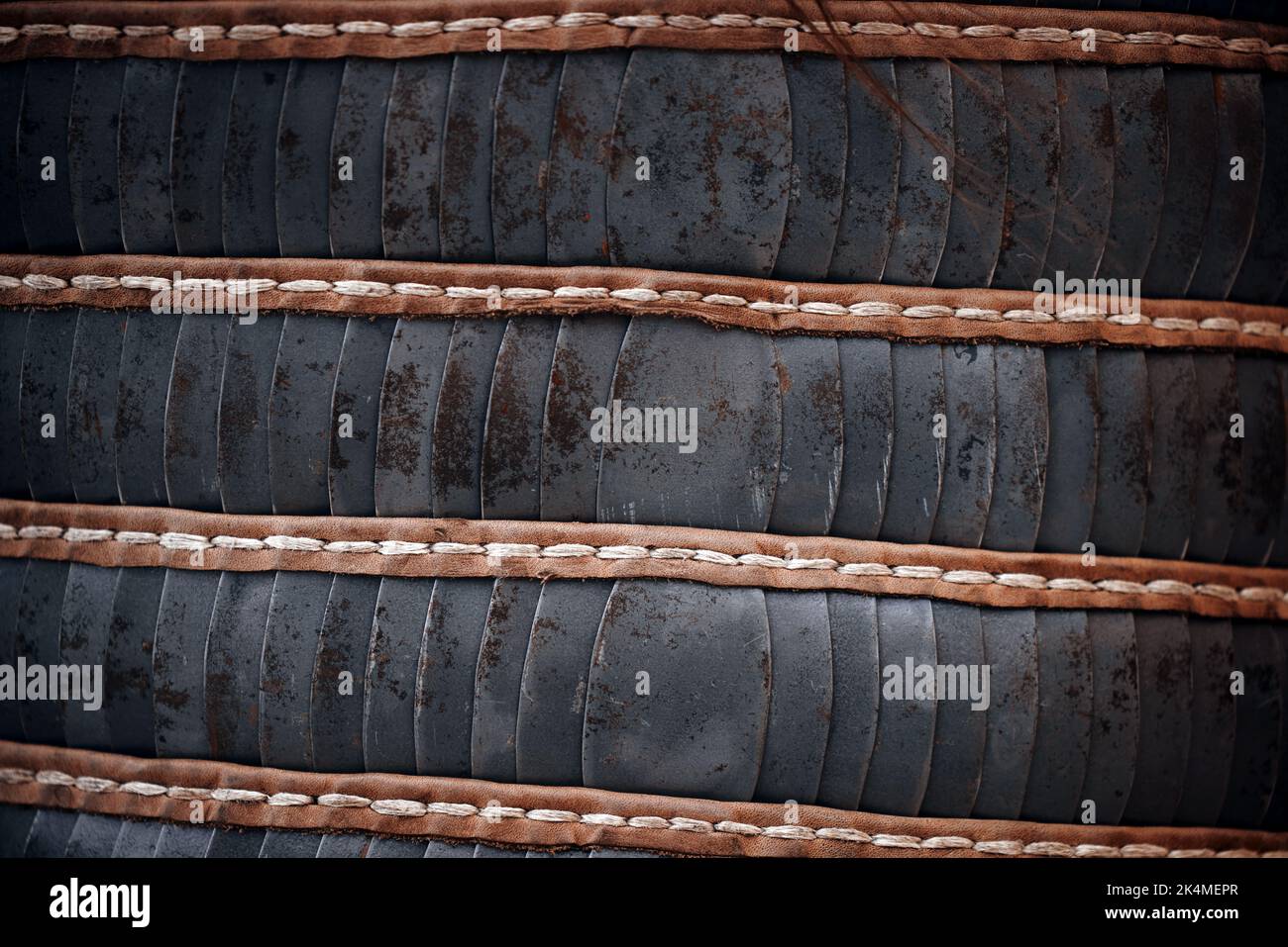 Armatura squamosa. Elementi di armatura di piastra di guerra medievale. piastre in metallo, armatura scottante vintage per la protezione del corpo Foto Stock