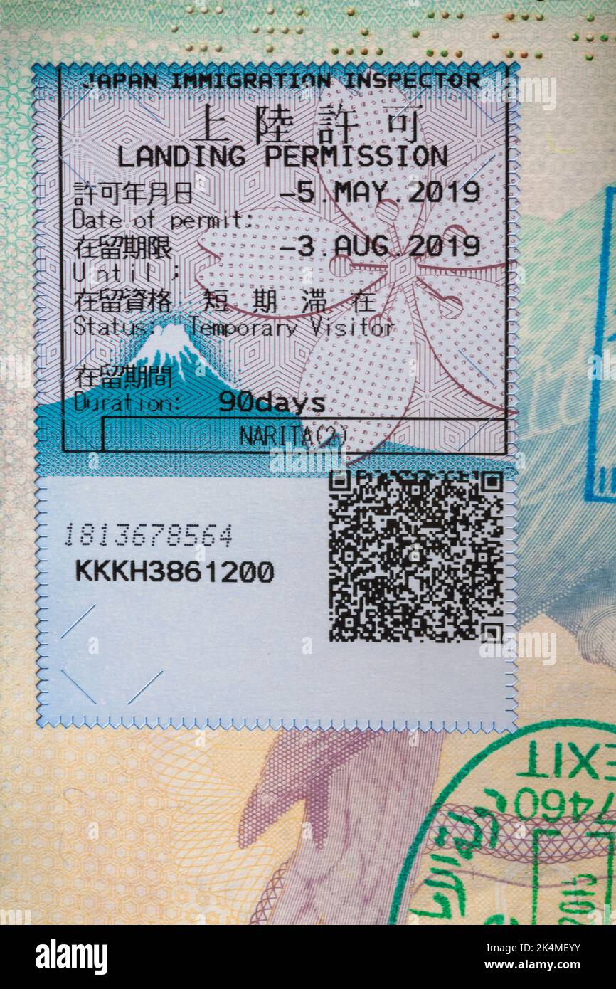 Adesivo permesso di atterraggio dell'ispettore immigrazione giapponese nel passaporto britannico Foto Stock