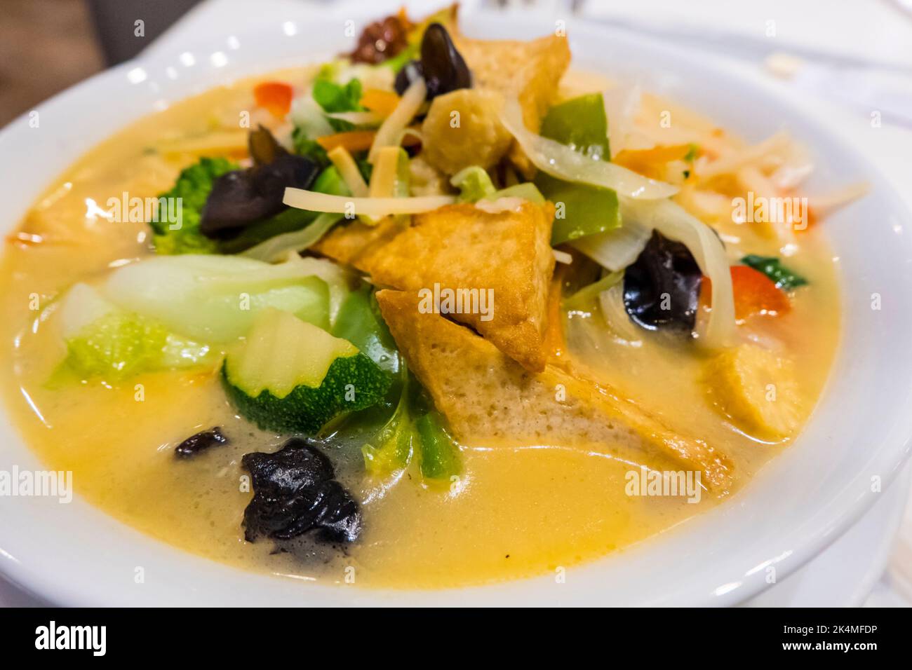 Zuppa vegana con tofu e verdure, Kungshallen, Stoccolma, Svezia Foto Stock