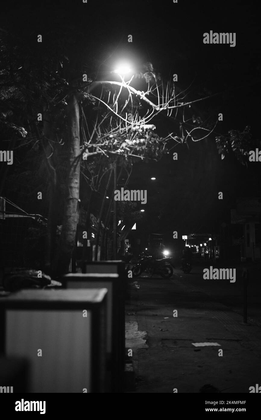 Una recinzione illuminata da luci da giardino, foto monocromatiche, nella zona di Cicalengka - Indonesia Foto Stock