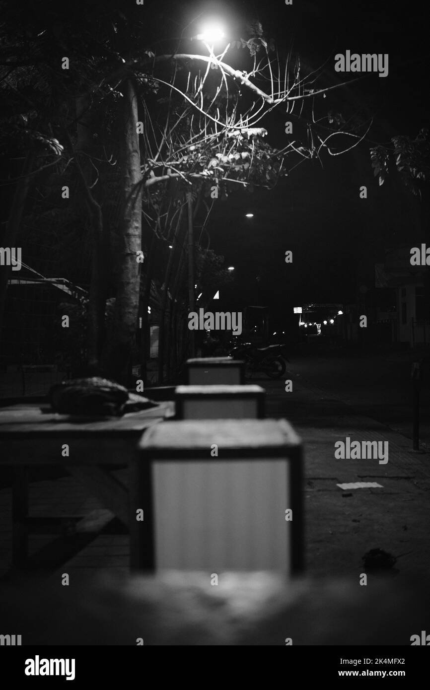 Una recinzione illuminata da luci da giardino, foto monocromatiche, nella zona di Cicalengka - Indonesia Foto Stock