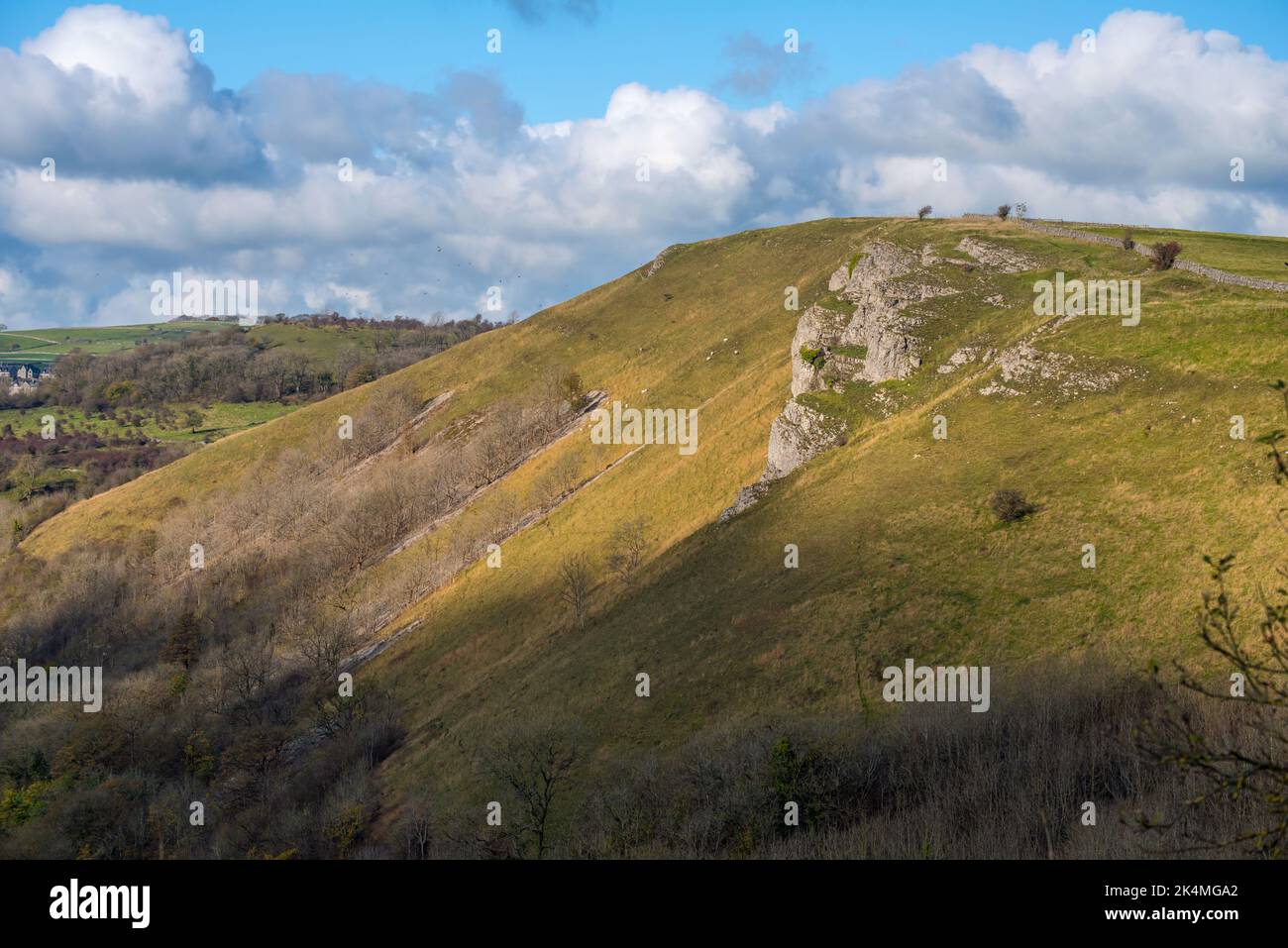 Colline calcaree sopra Monsale Dale nel Parco Nazionale del Peak District; Derbyshire, Inghilterra Foto Stock