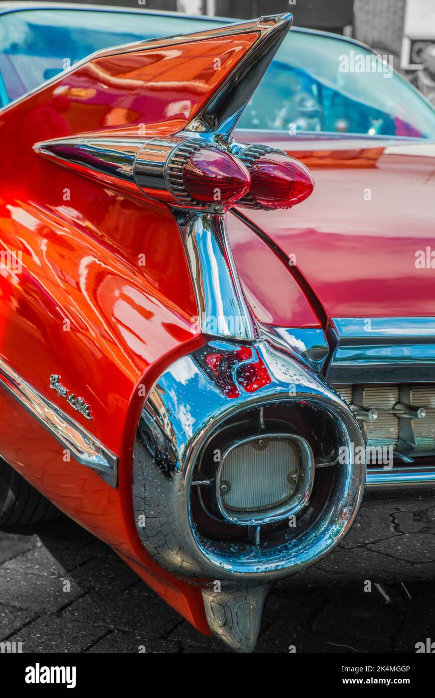 Il parafango posteriore e le luci di una Cadillac Coupe De Ville 1959 in rosso brillante Foto Stock