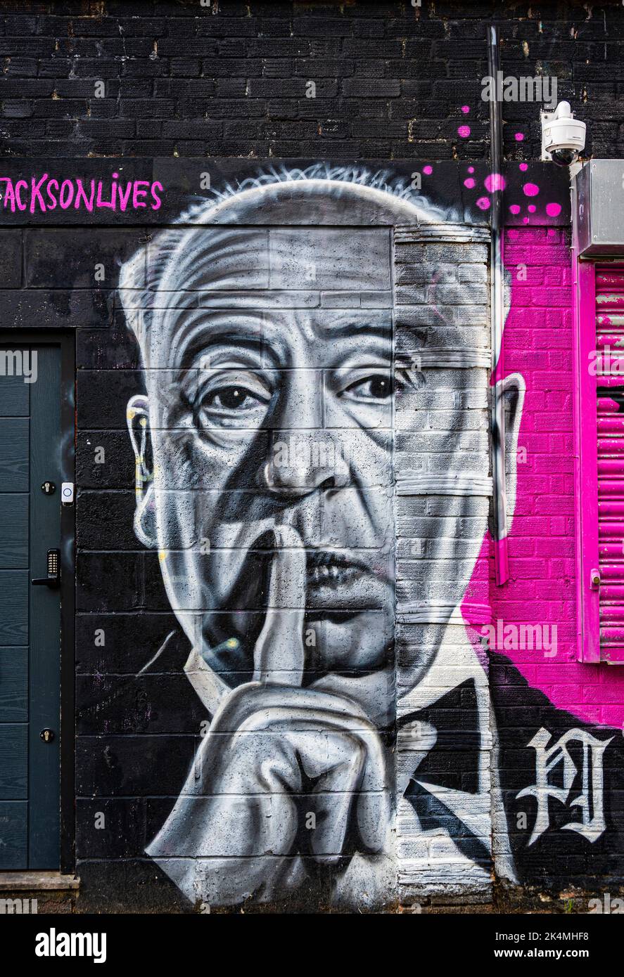 Graffiti ritratto di Alfred Hitchcock in una famosa posa in una strada secondaria di Brighton Foto Stock