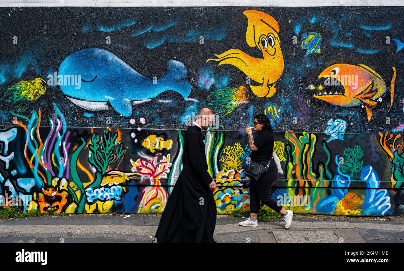 Persone che camminano accanto Graffiti a Brighton North Laines Foto Stock