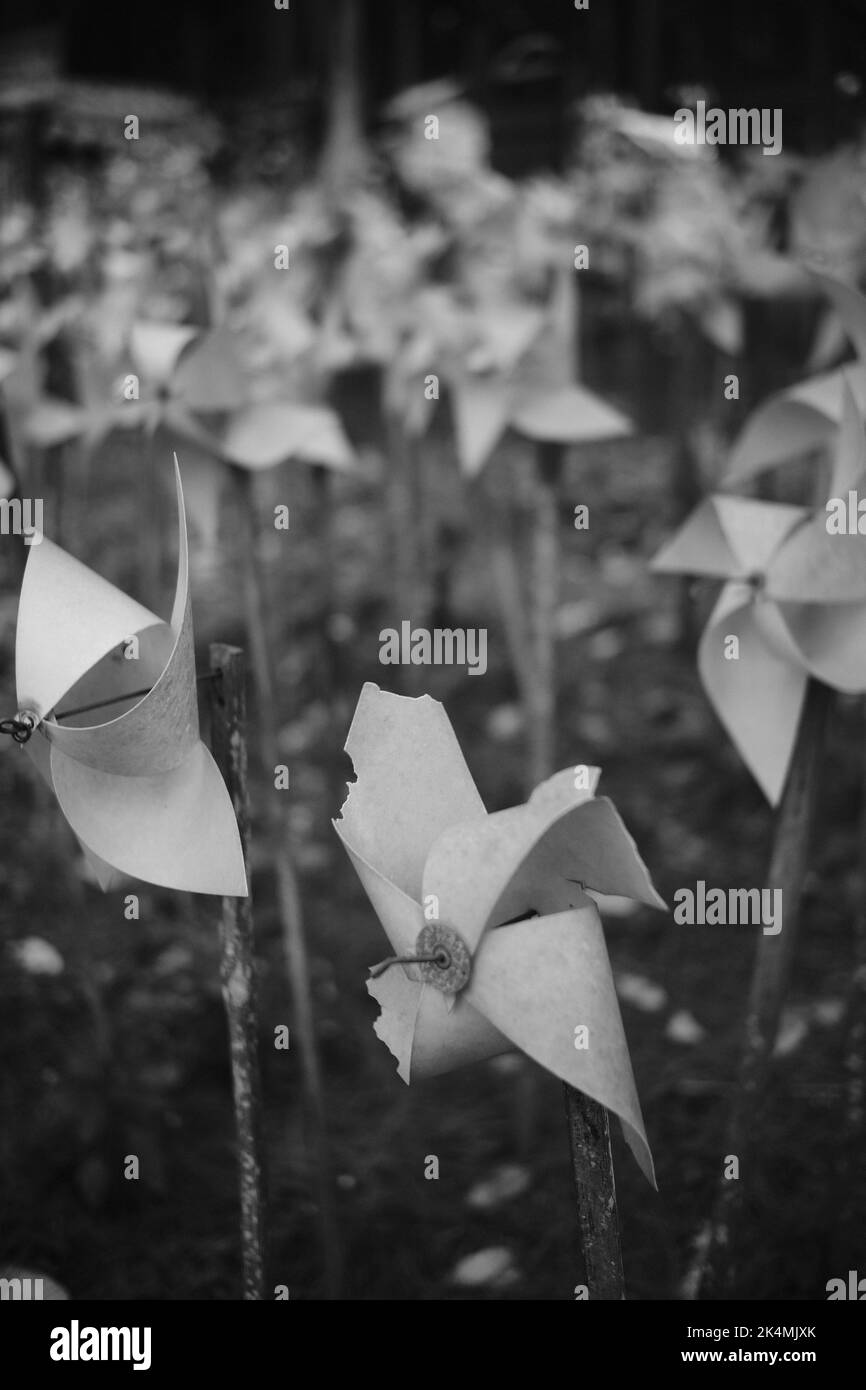Foto in bianco e nero di un mulino a vento rotto nel parco di Zandea nella zona collinare di Cikancung - Indonesia Foto Stock