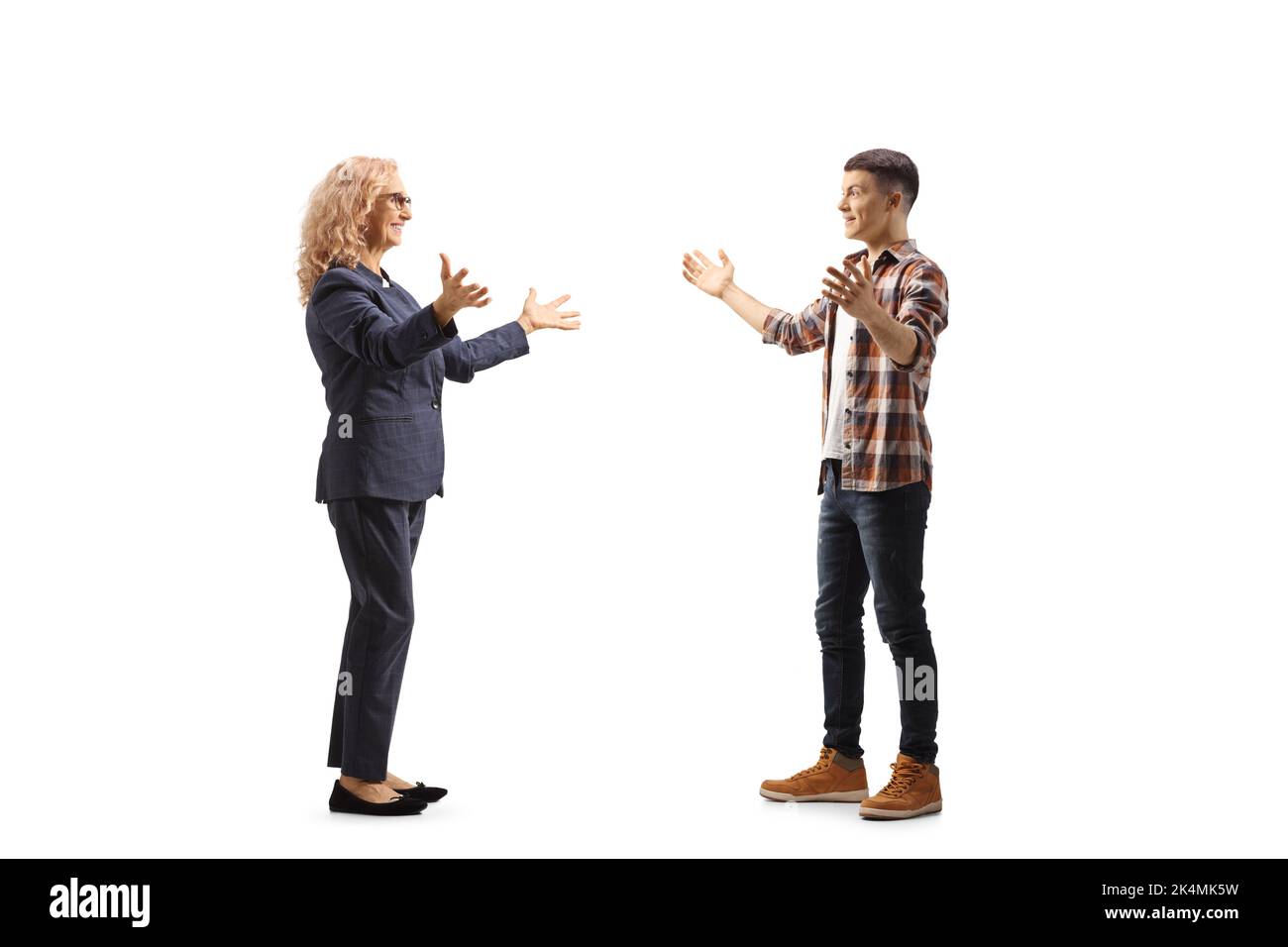Profilo a lunghezza intera ripresa di una donna che si riunisce e di saluto un adolescente maschio isolato su sfondo bianco Foto Stock