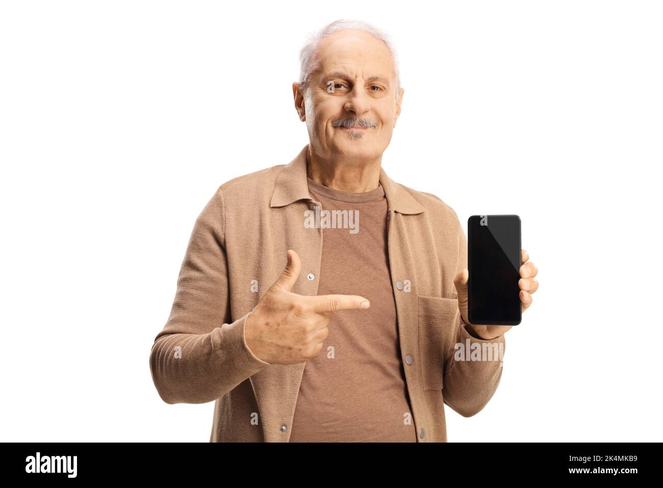 Uomo maturo che indica un dispositivo smartphone isolato su sfondo bianco Foto Stock
