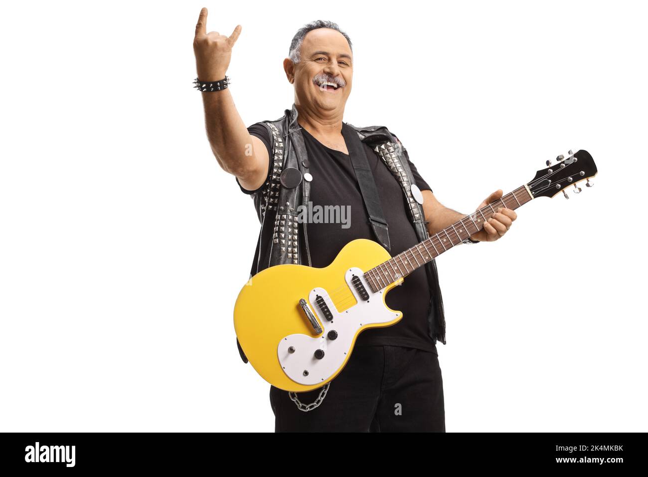 Chitarrista rock maturo con una chitarra elettrica che gestura un segno rock and roll isolato su sfondo bianco Foto Stock