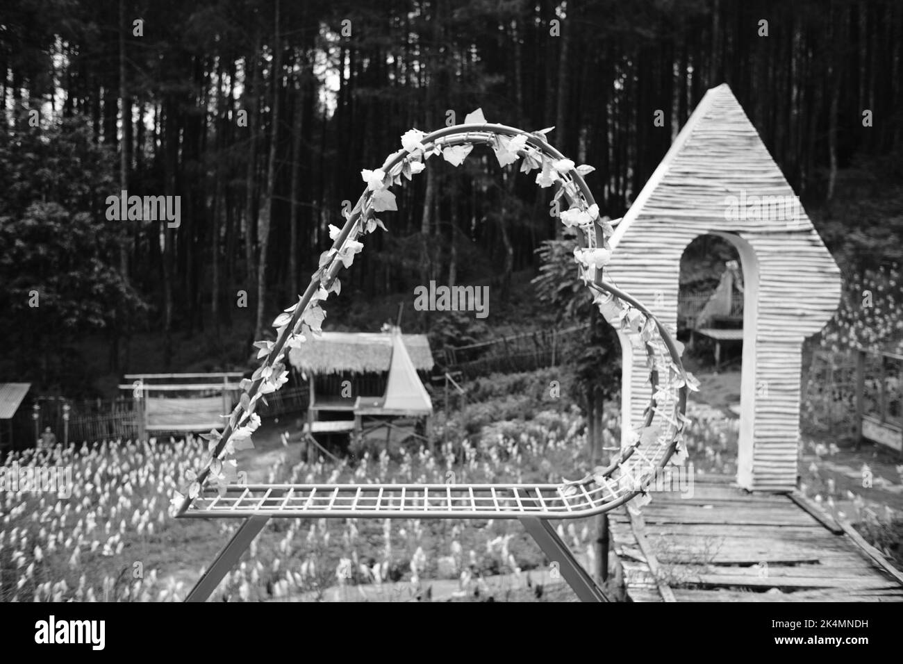 Decorazione del giardino, foto monocromatica della decorazione della sedia a forma di cuore nel giardino nella zona di Cikancung - Indonesia Foto Stock