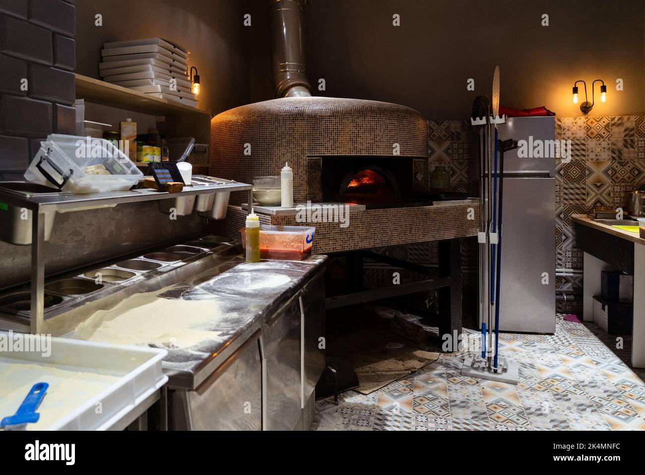 Processo di preparazione della pizza. Fare autentica pizza nella cucina pizzeria. Foto Stock