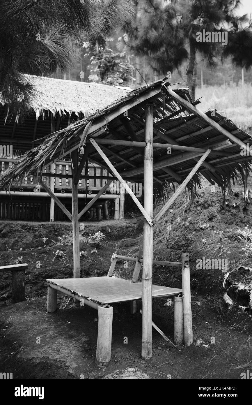 Capanne di bambù, capanne rotte, capanne di bambù nelle aree turistiche, foto monocromatiche, nella zona di Cikancung - Indonesia Foto Stock