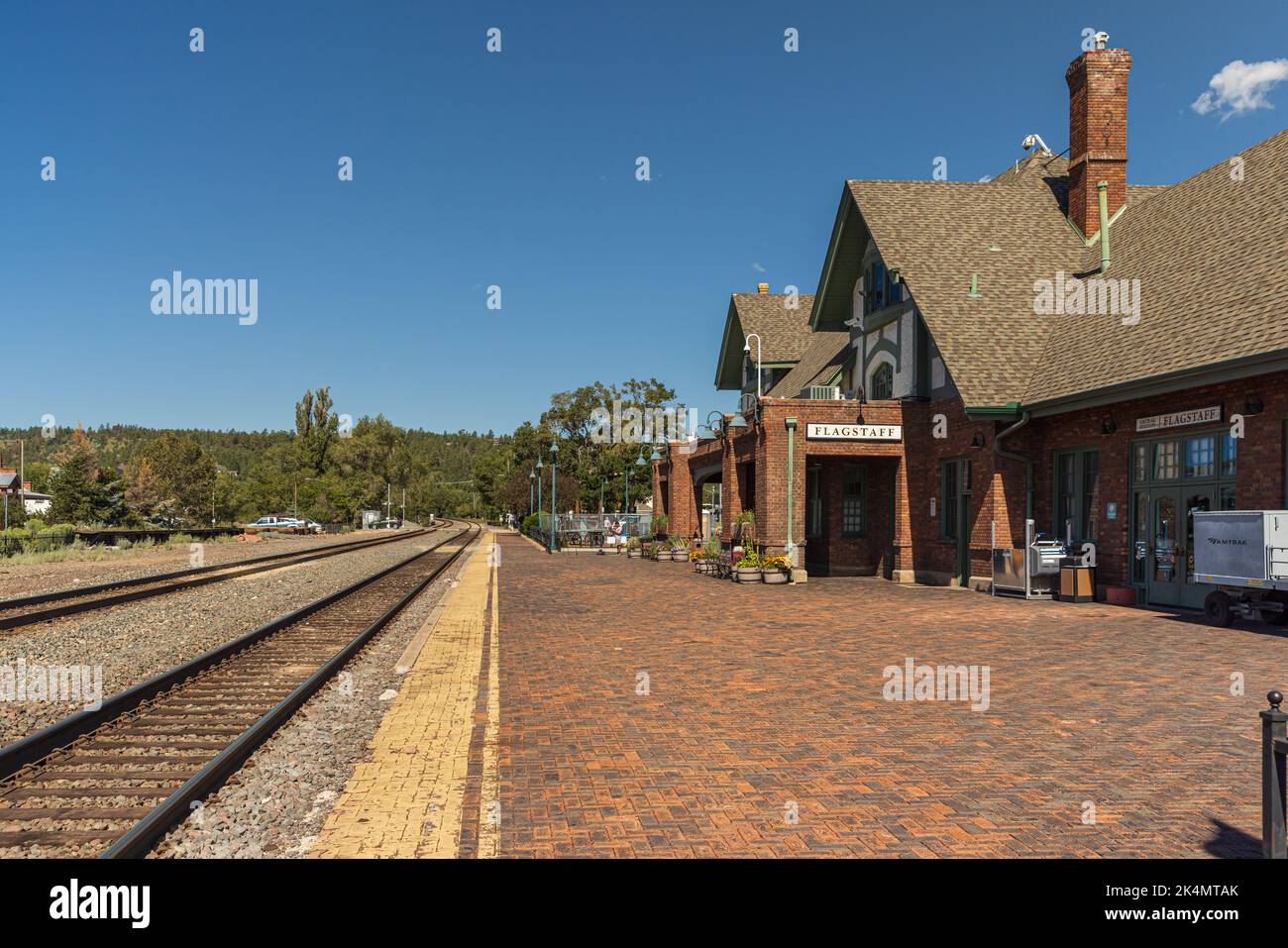 FLAGSTAFF, ARIZONA, USA - 1 SETTEMBRE 2022: Stazione ferroviaria storica di Flagstaff. Si trova sulla Route 66 ed è precedentemente conosciuta come Atchison, Topeka Foto Stock