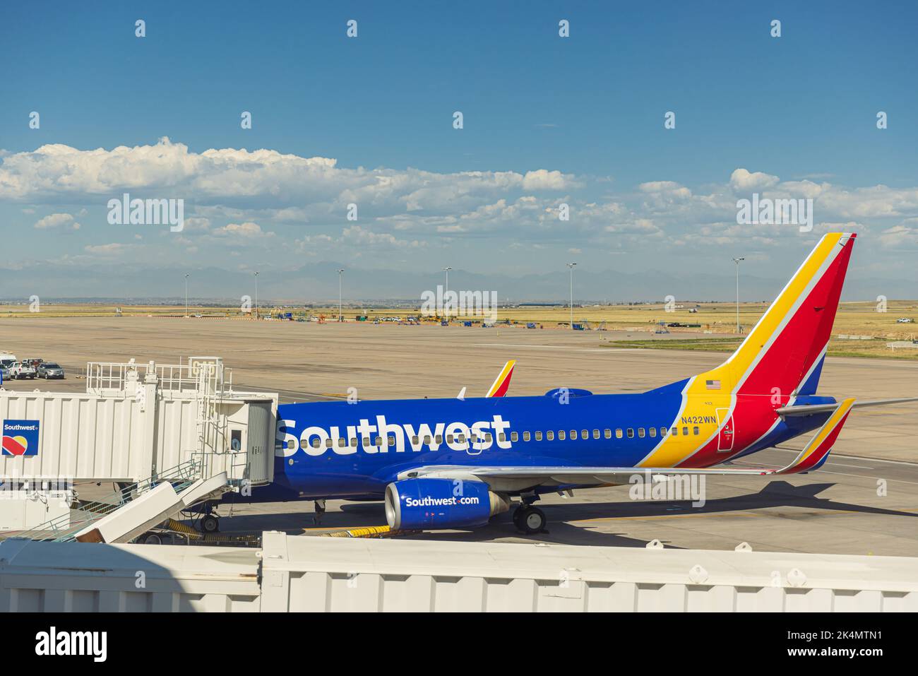 DENVER, CO - 31 AGOSTO 2022. L'aereo della Southwest Airlines attracca ad un cancello dell'Aeroporto Internazionale di Denver Foto Stock