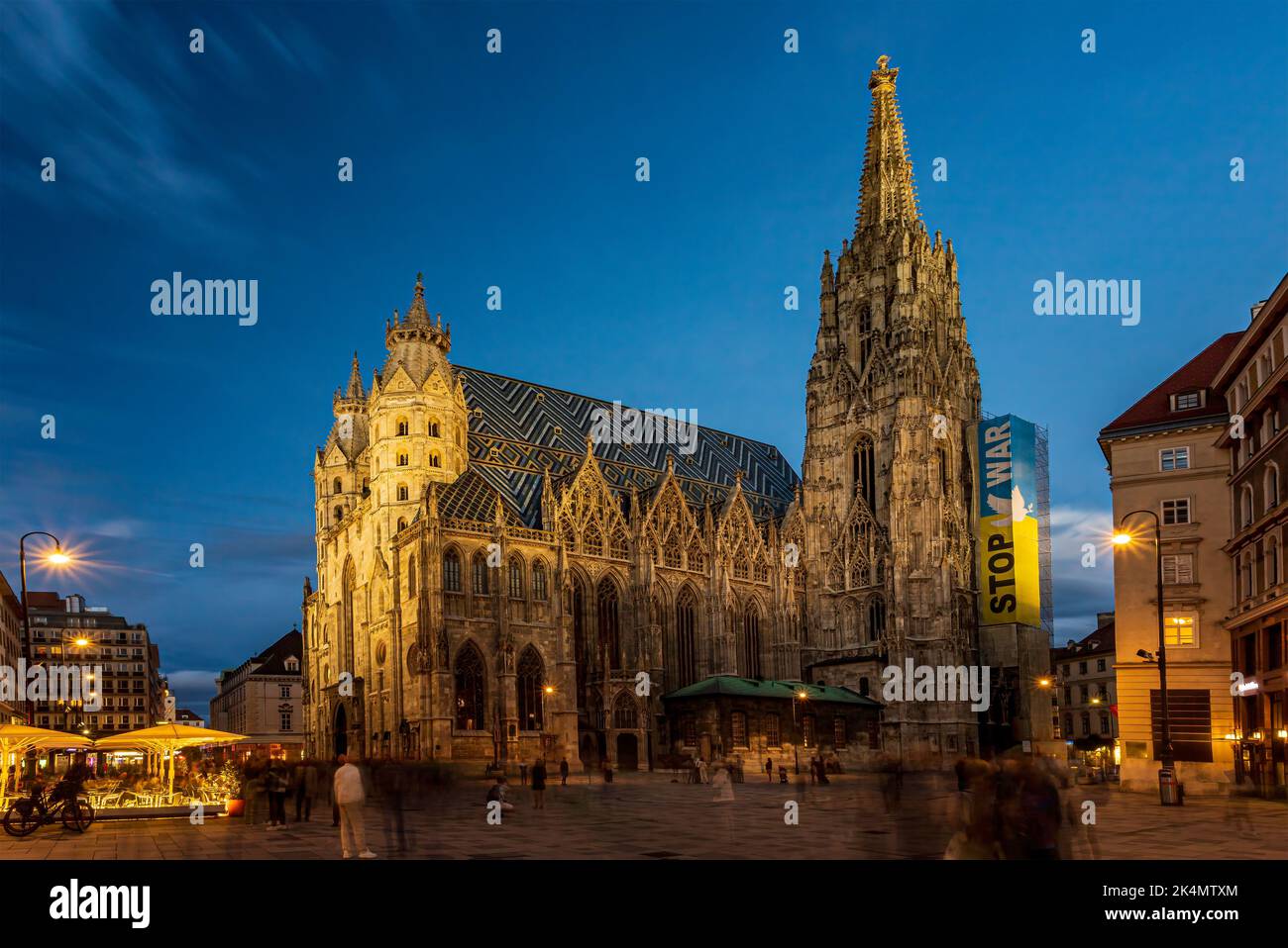 Cattedrale di Santo Stefano con un grande banner con "Stop war" in Ucraina. Foto scattata il 15th settembre 2022 a Vienna, Austria. Foto Stock