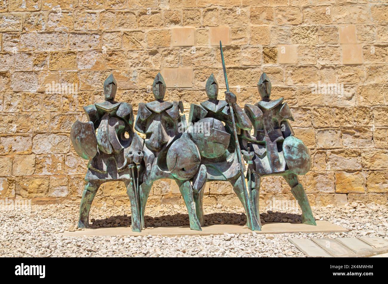 Statua dei Cavalieri maltesi fuori Fort St Elmo, Museo della Guerra, Valletta, Malta Foto Stock