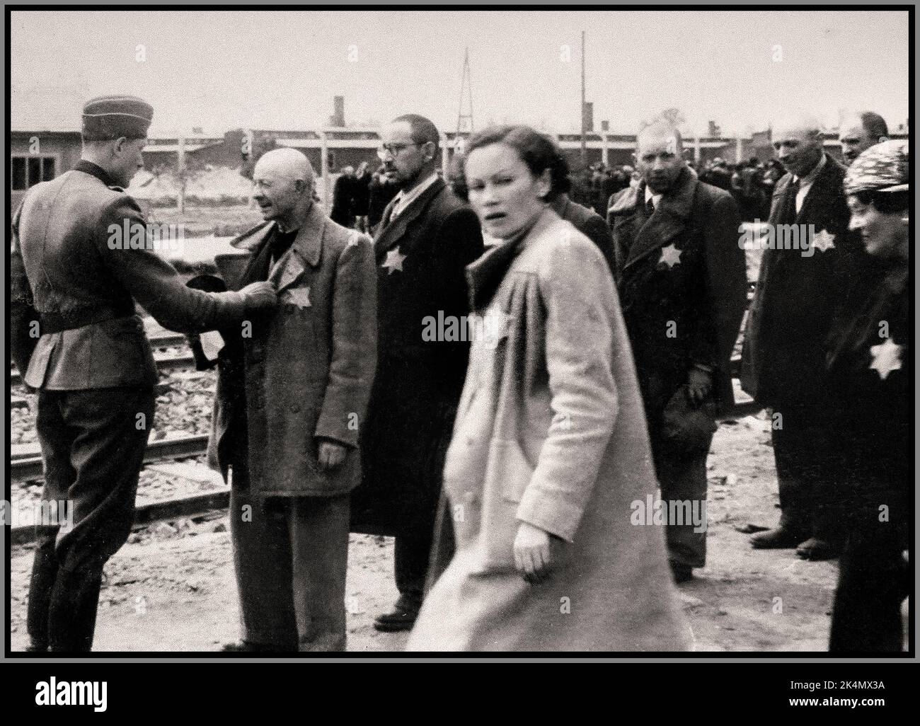 Gli ebrei DI AUSCHWITZ-BIRKENAU di Rus subcarpazio subiscono una 'selezione' nazista 'classificazione' (vita o morte perentoria) ignari adulti arrivati di recente sul convitto ferroviario, sulla rampa di arrivo DEI PRIGIONIERI DELL'OLOCAUSTO di Auschwitz-Birkenau - Una visione dura di un inferno sulla terra. 1944, Foto Stock Gli ebrei DI AUSCHWITZ-BIRKENAU di Rus subcarpazio subiscono una 'selezione' nazista 'classificazione' (vita o morte perentoria) ignari adulti arrivati di recente sul convitto ferroviario, sulla rampa di arrivo DEI PRIGIONIERI DELL'OLOCAUSTO di Auschwitz-Birkenau - Una visione dura di un inferno sulla terra. 1944, Foto Stock