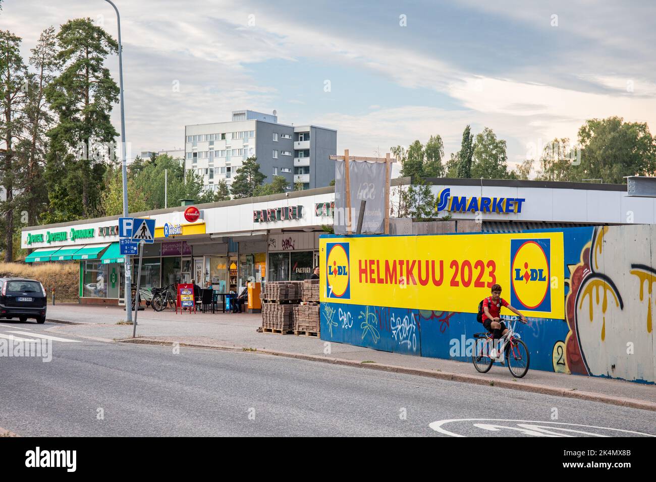 Centro commerciale suburbano nel quartiere Pihlajamäki di Helsinki, Finlandia Foto Stock