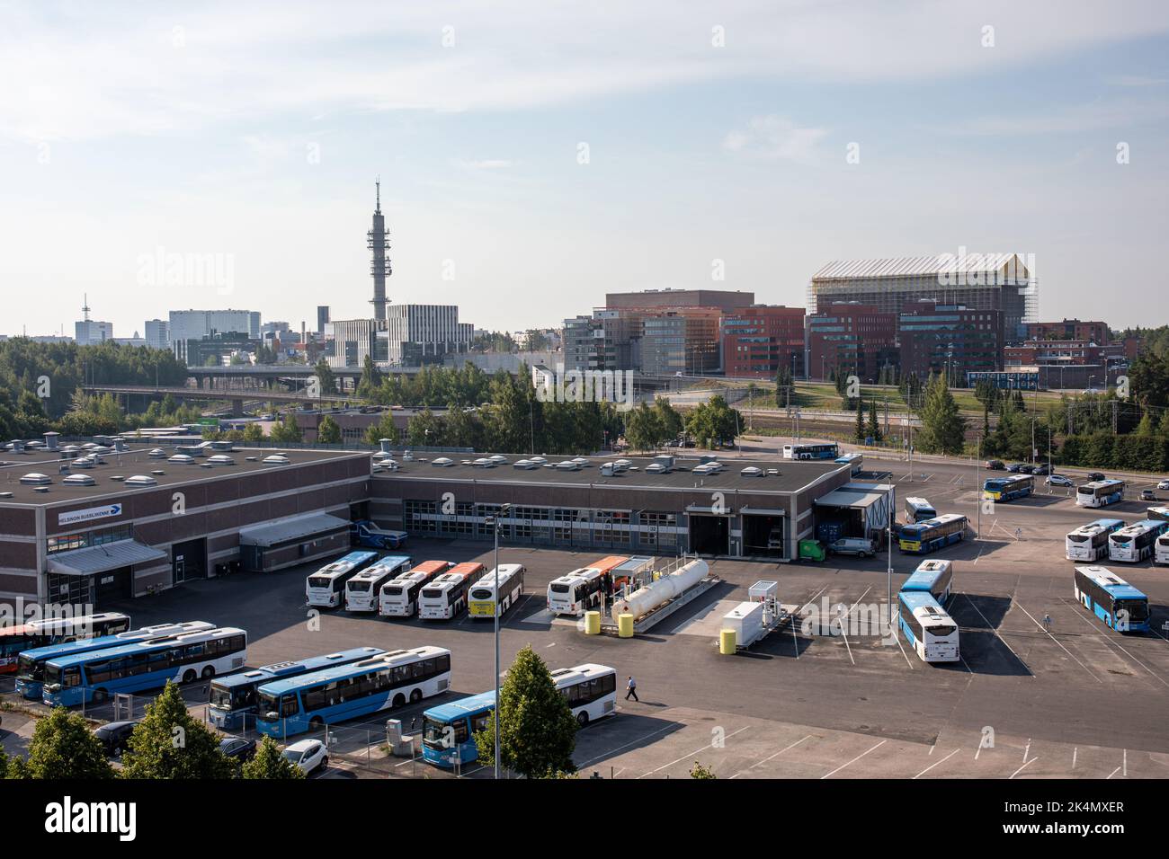 HSL Helsingin Bussiliikenne deposito o garage nel quartiere Pohjois-Pasila di Helsinki, Finlandia Foto Stock