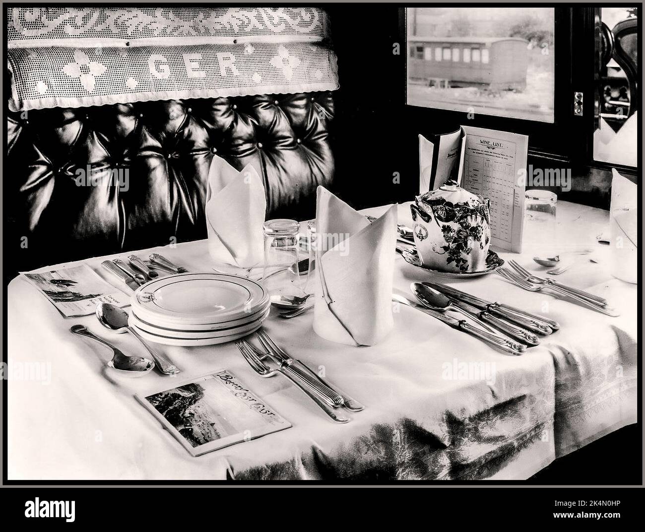 Vintage anni '1900 GER Luxury Dining Car Rail viaggi UK. Lussuosa carrozza ristorante pullman di prima classe con menu al tavolo, menu e lista dei vini per quattro persone sulla Great Eastern Railway GER, 1912. Foto Stock