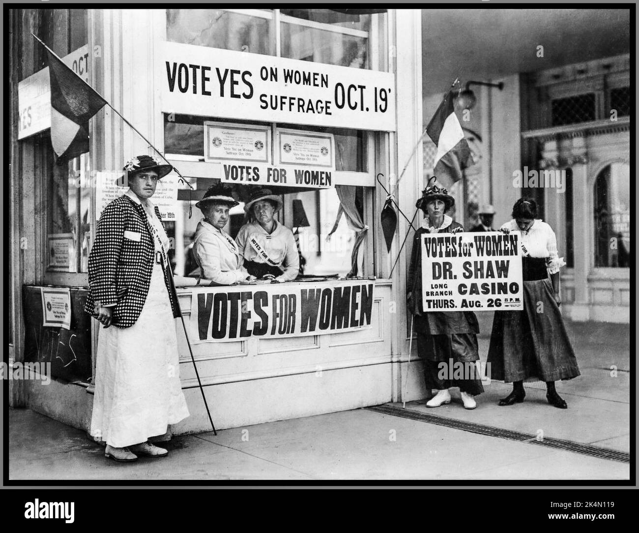 Suffragio per le donne 1900s. «Vota Sì» Ott 1919 19th emendamento Suffragettes MAN uno stand per la promozione del suffragio «Voti per le donne» America USA Foto Stock