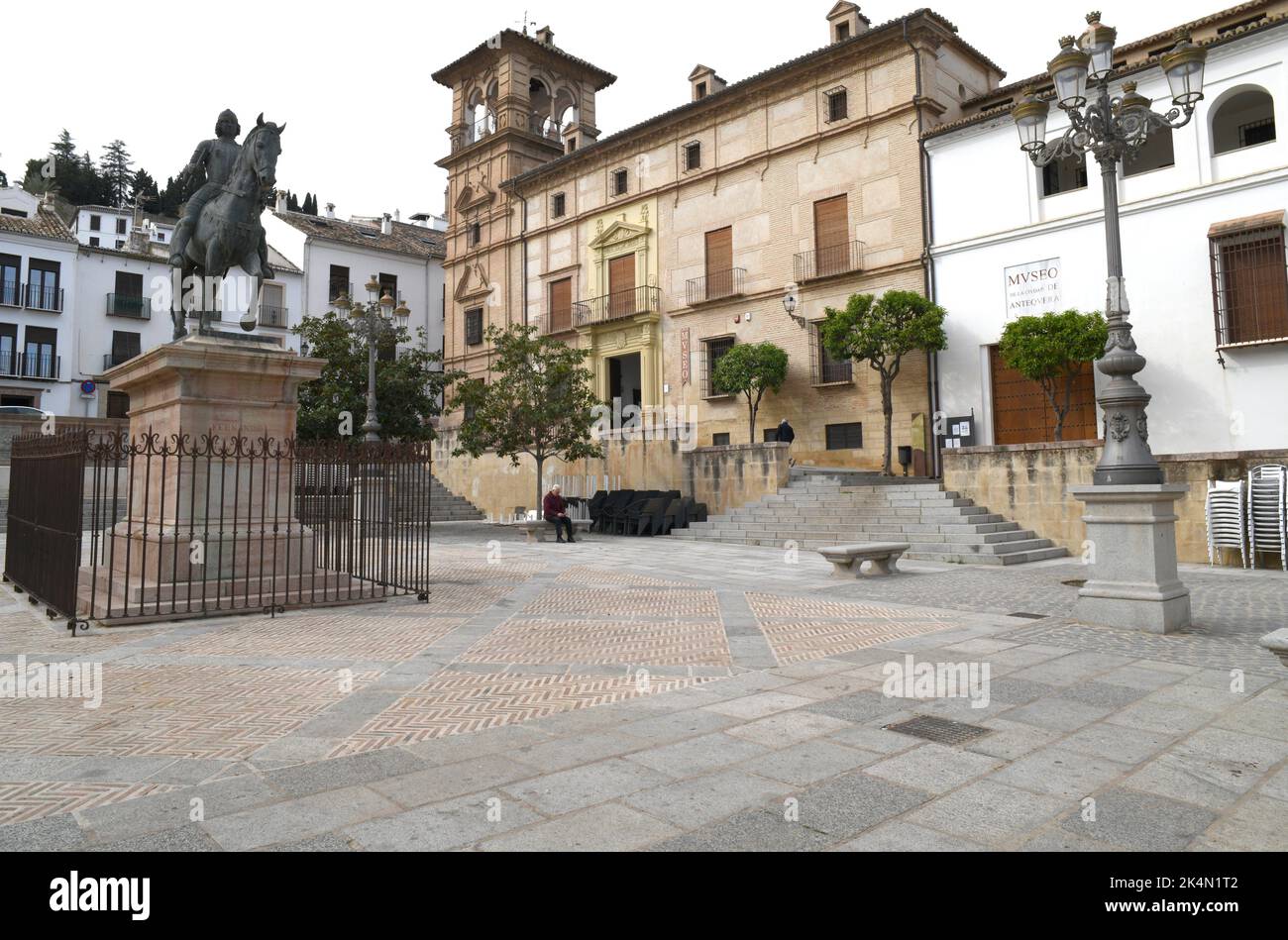 Antequera, piazza Coso Viejo con statua equestre del re Fernando i de Antequera rey de Aragón (a sinistra) e Palazzo Nájera (barocco, 18th ° secolo). Foto Stock