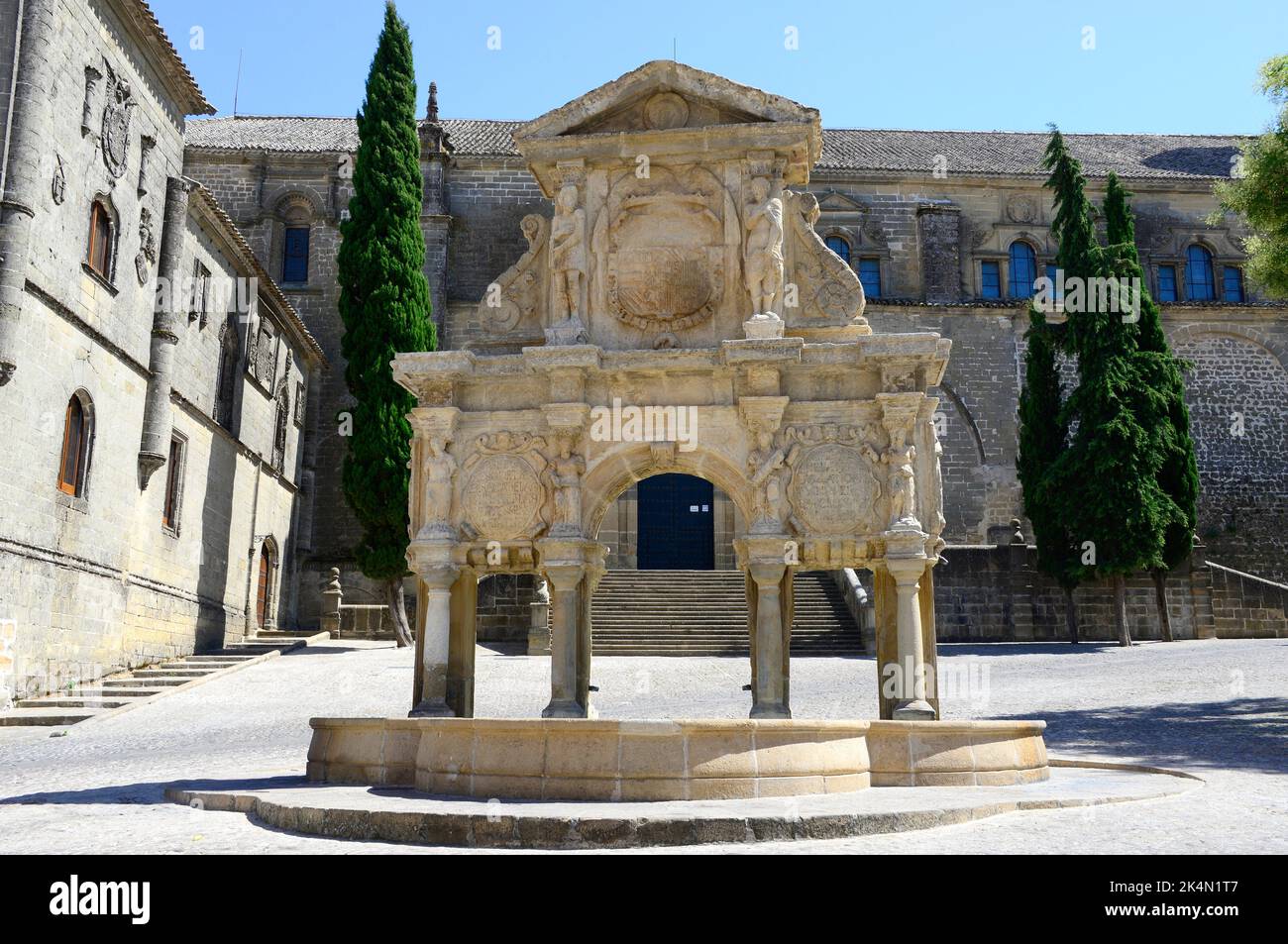 Baeza, Fuente de Santa María (Rinascimento, 16th ° secolo). In fondo alla cattedrale. Jaén, Andalusia, Spagna. Foto Stock