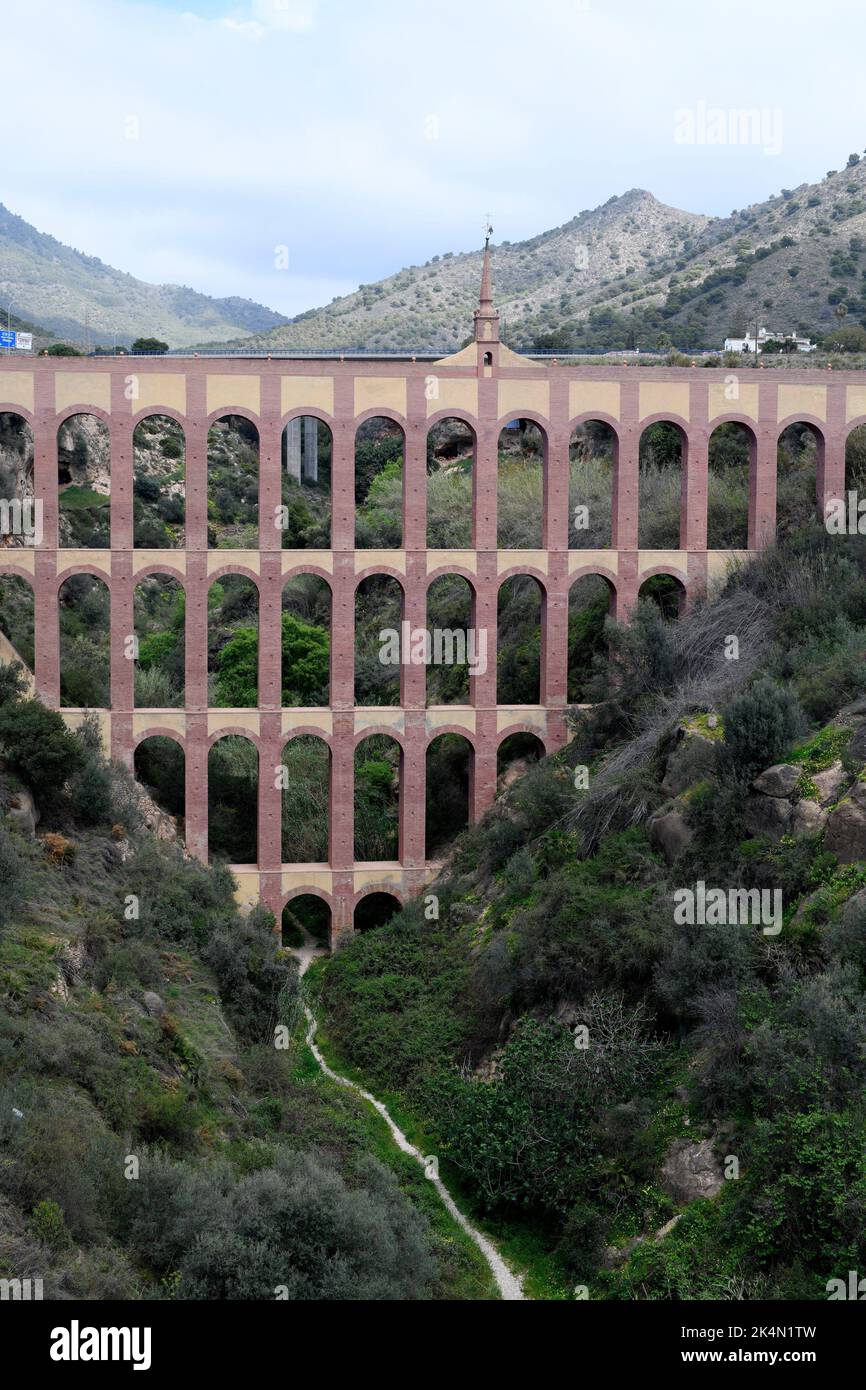 Nerja, acquedotto del Aguila (19th ° secolo) e Coladilla burrone. Axarquía, Málaga, Andalusia, Spagna. Foto Stock