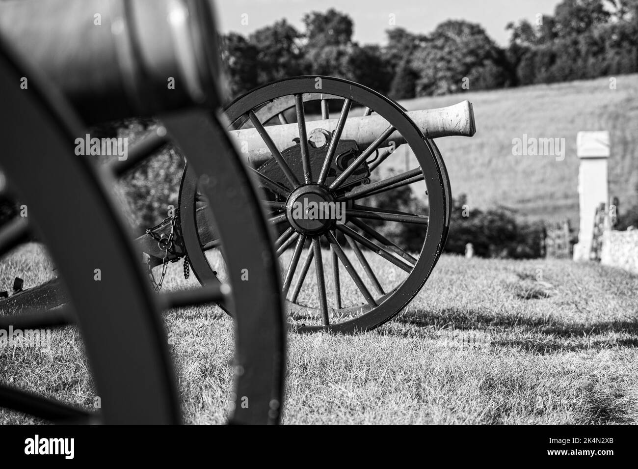 Una scala di grigi di vecchi cannoni nel campo di battaglia di Antietam, Maryland Foto Stock